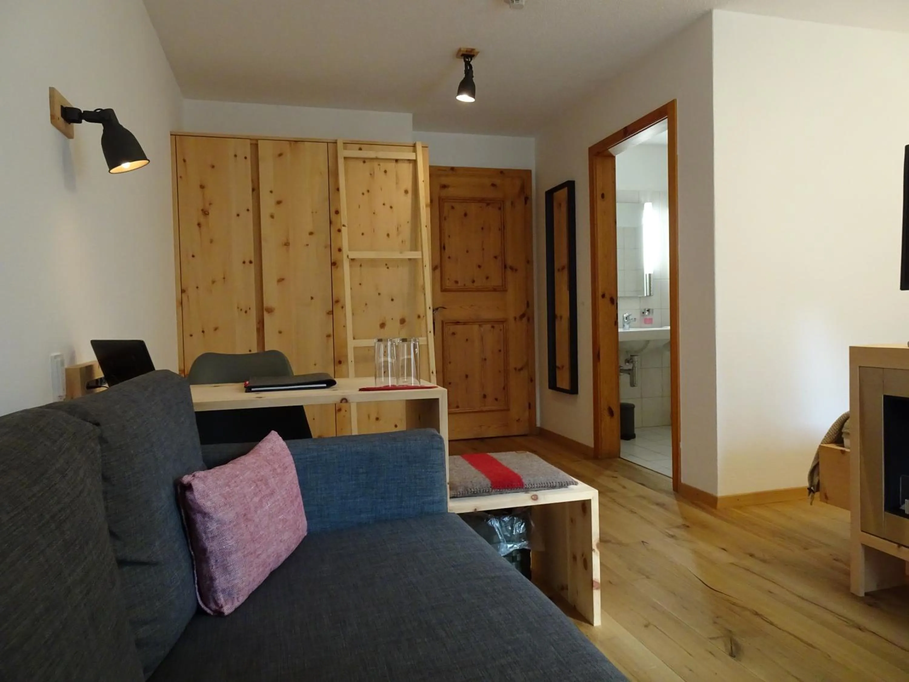 Photo of the whole room in Schorta's Alvetern - Boutique Hotel