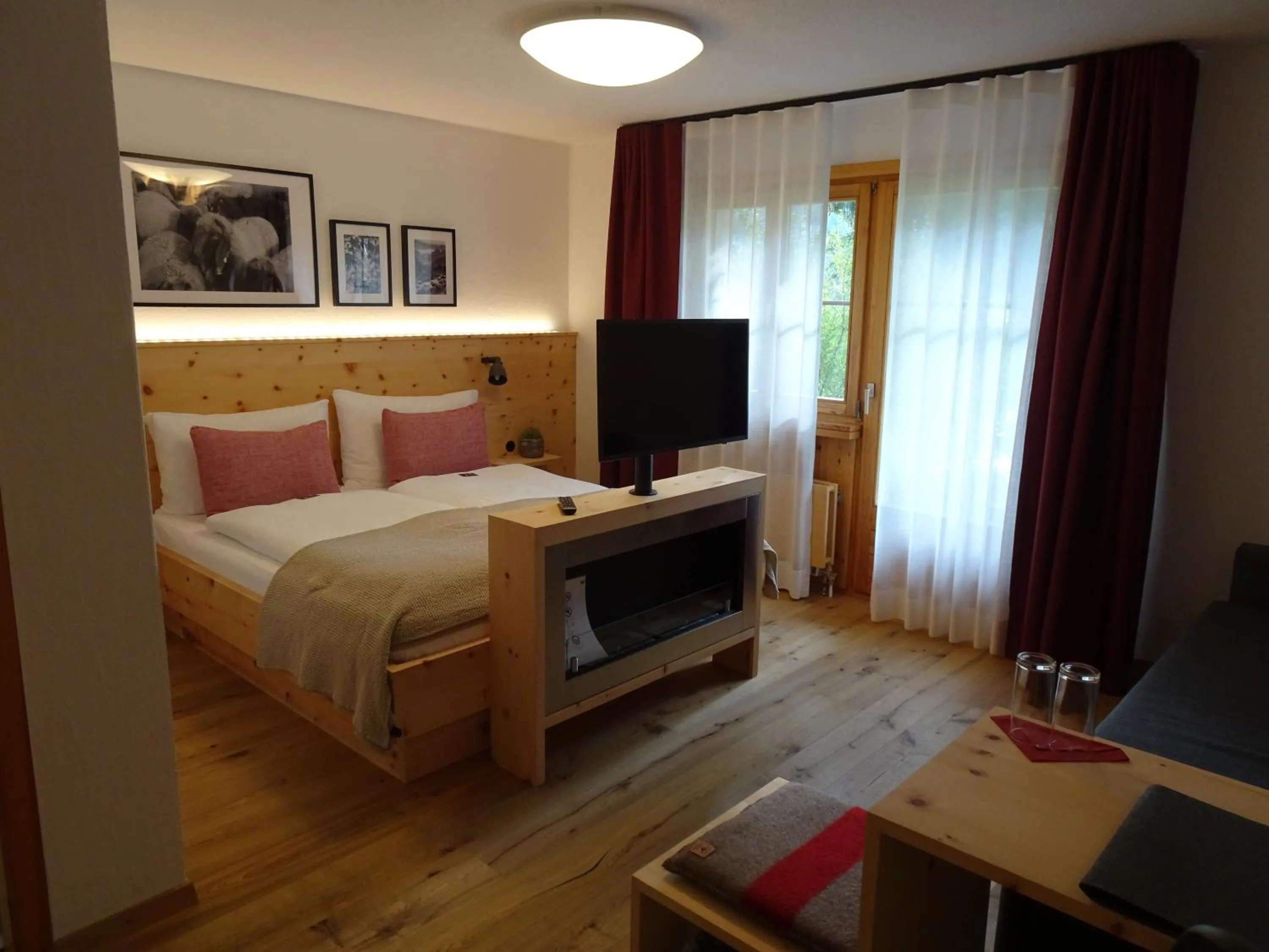 Photo of the whole room, Bed in Schorta's Alvetern - Boutique Hotel