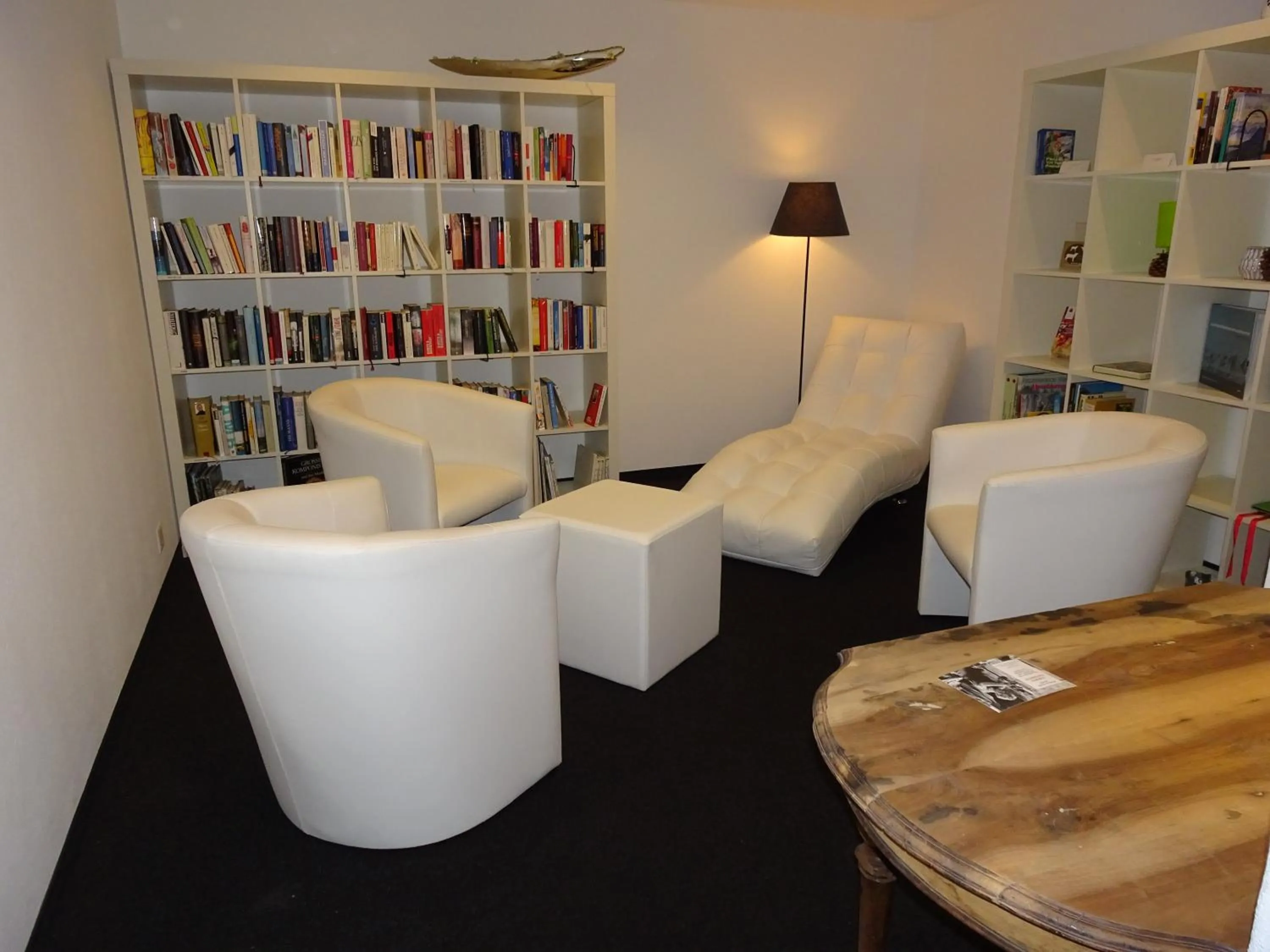 Library in Schorta's Alvetern - Boutique Hotel