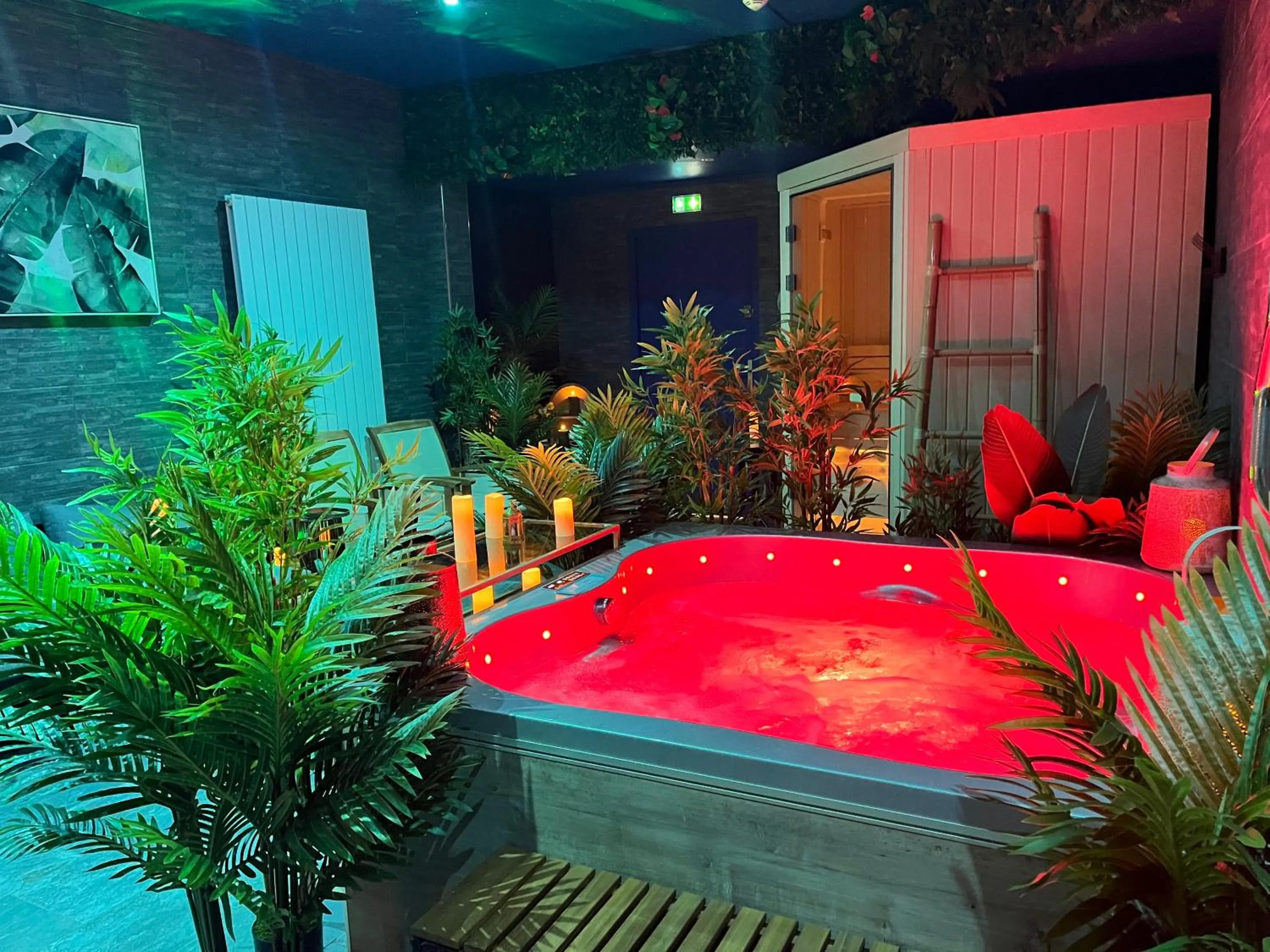 Hot Tub in Hôtel & Spa Le Gambetta, Bergerac, Centre ville