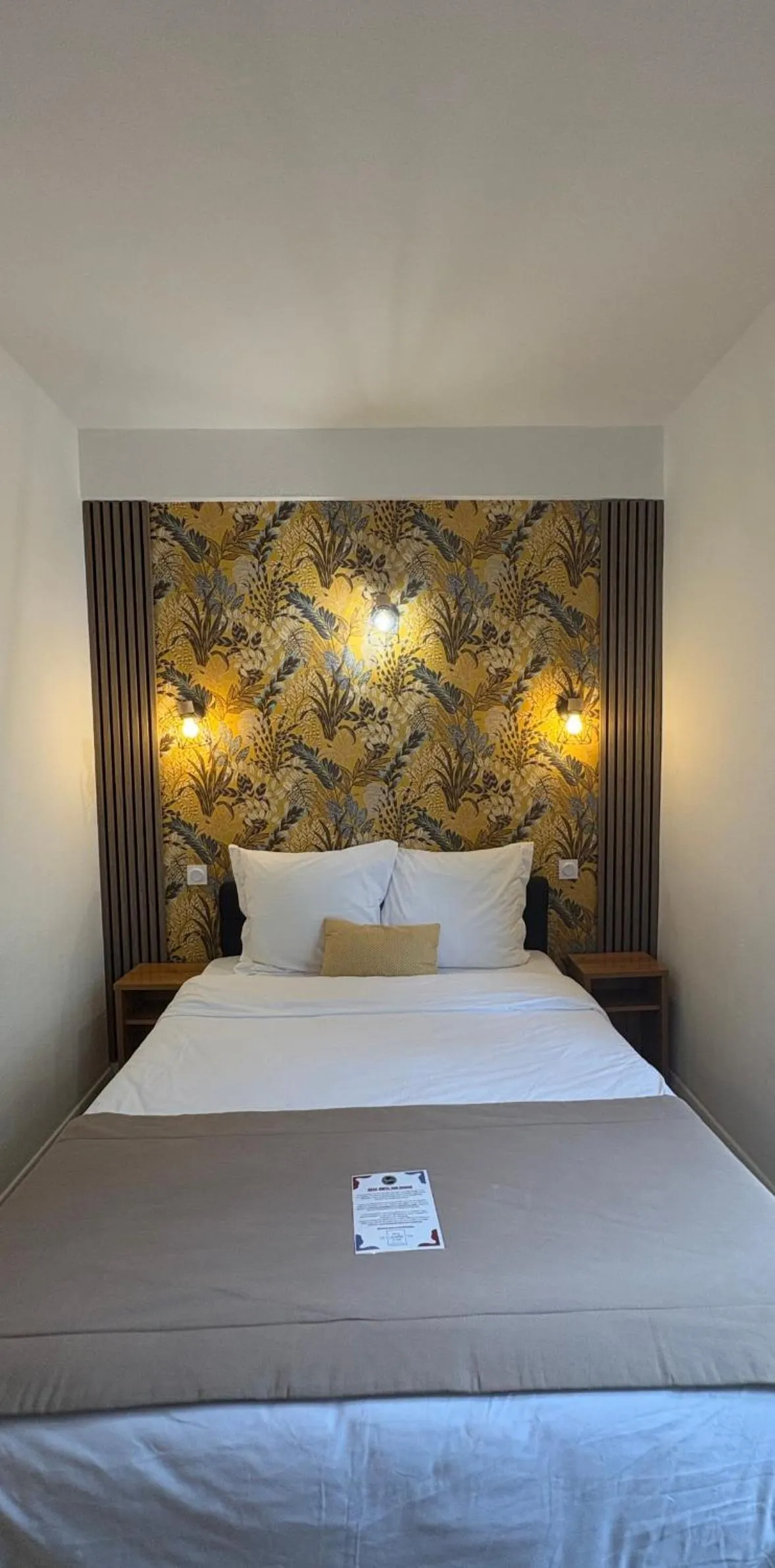 Bed in Hôtel & Spa Le Gambetta, Bergerac, Centre ville