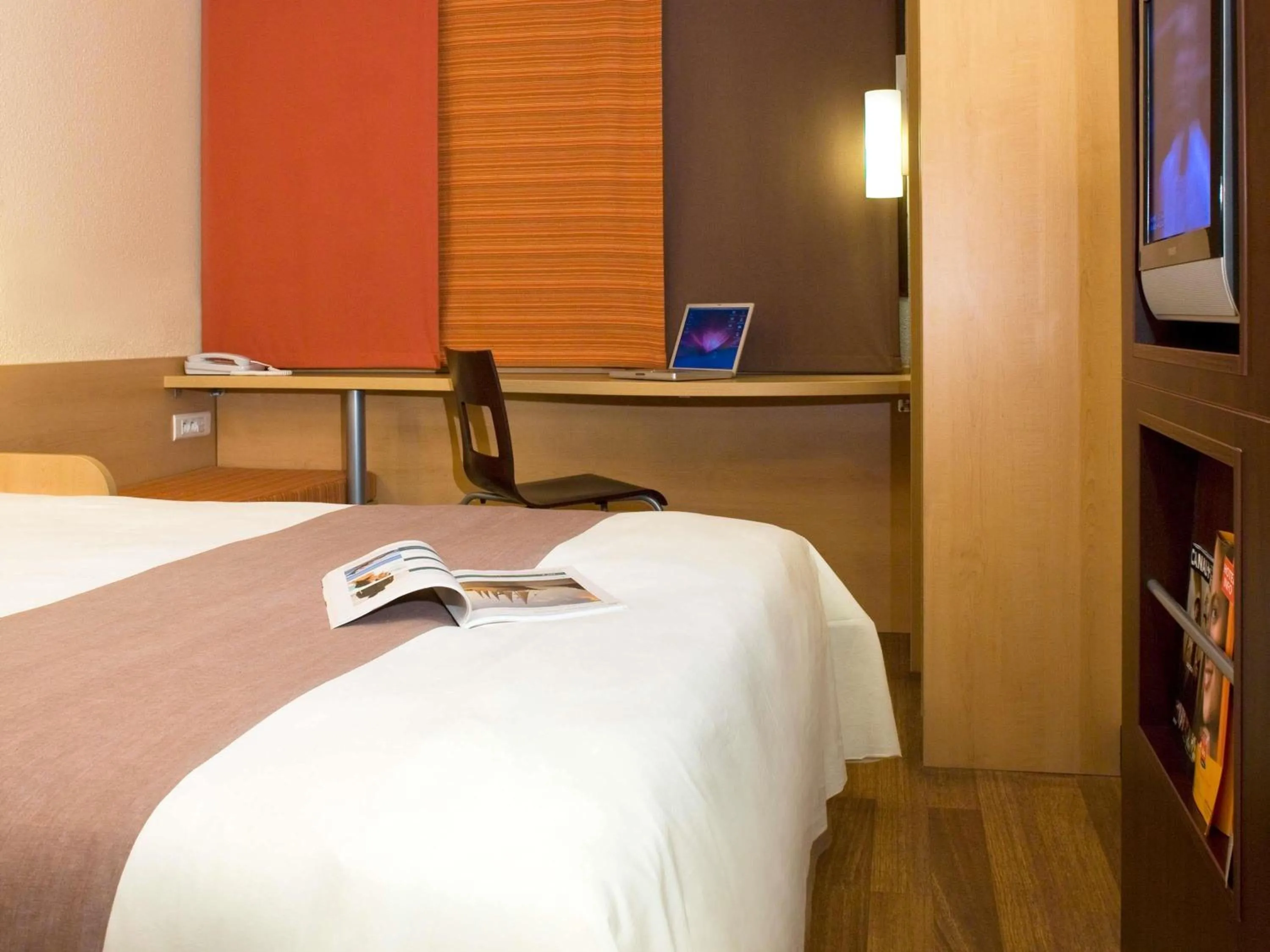 Bedroom, Bed in Hotel ibis Lisboa Jose Malhoa