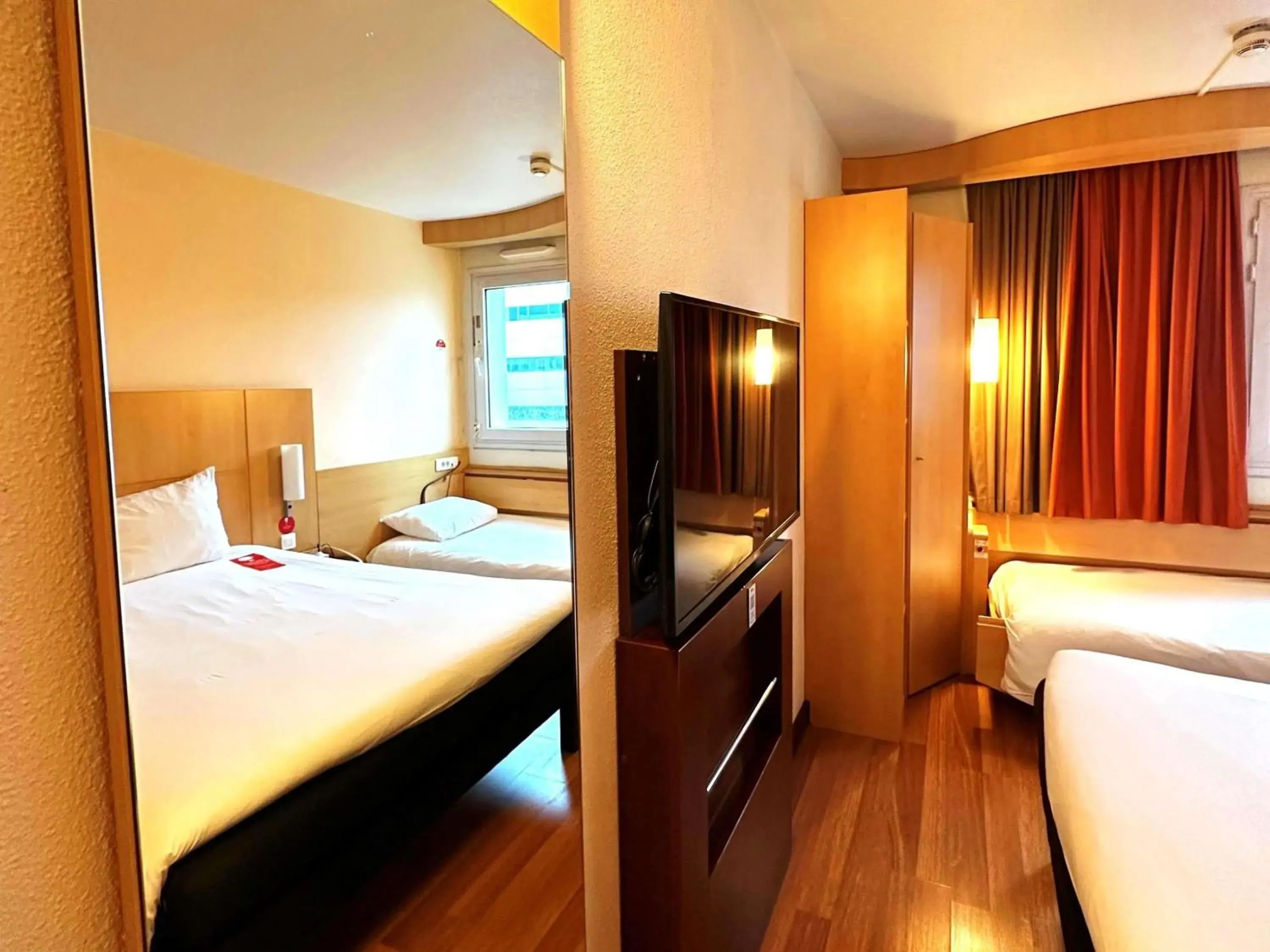 Bedroom, Bed in Hotel ibis Lisboa Jose Malhoa Bedroom, Bed in Hotel ibis Lisboa Jose Malhoa