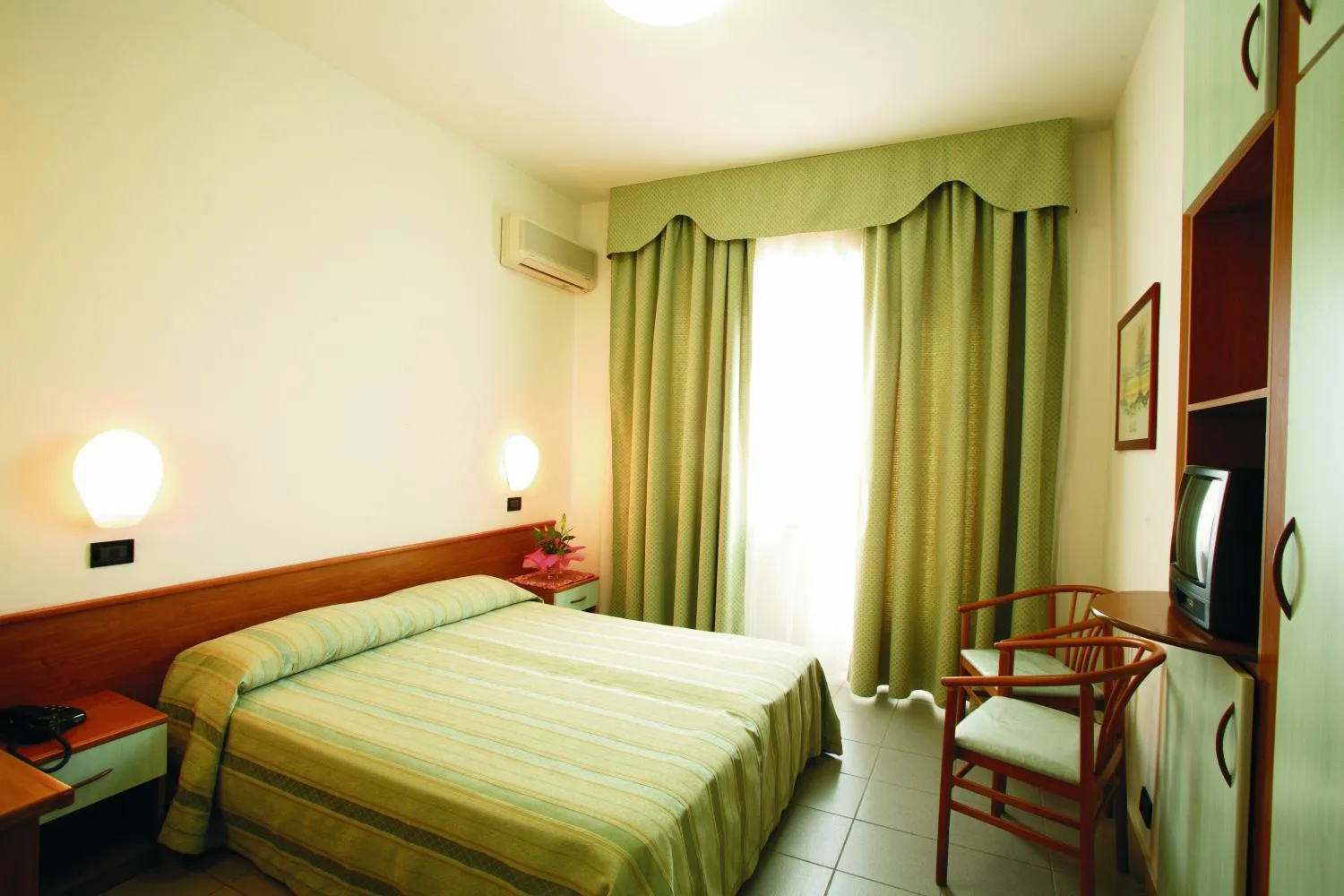 Photo of the whole room, Bed in Eurotel