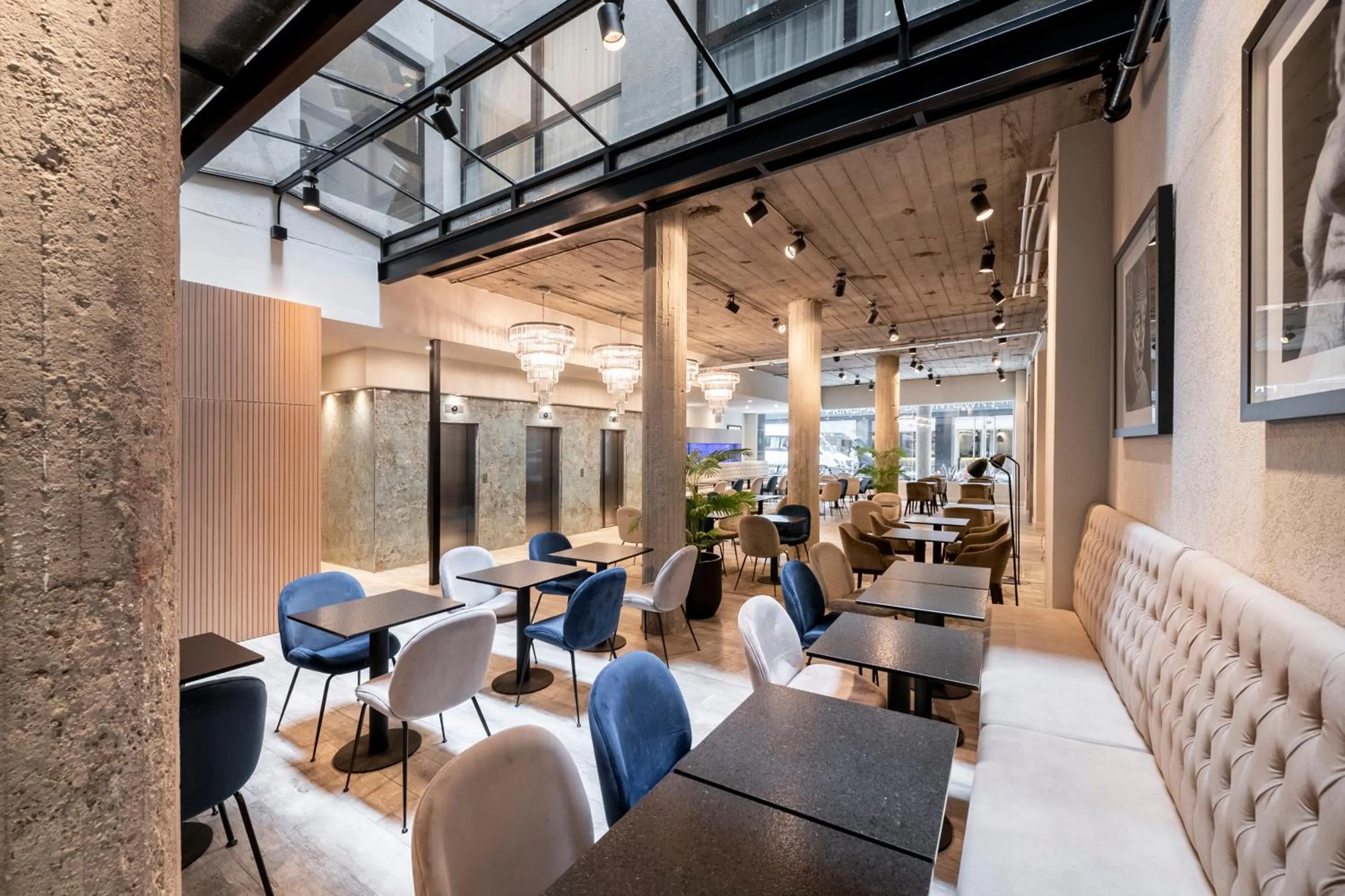 Restaurant/places to eat in Efe Hotel & Cowork
