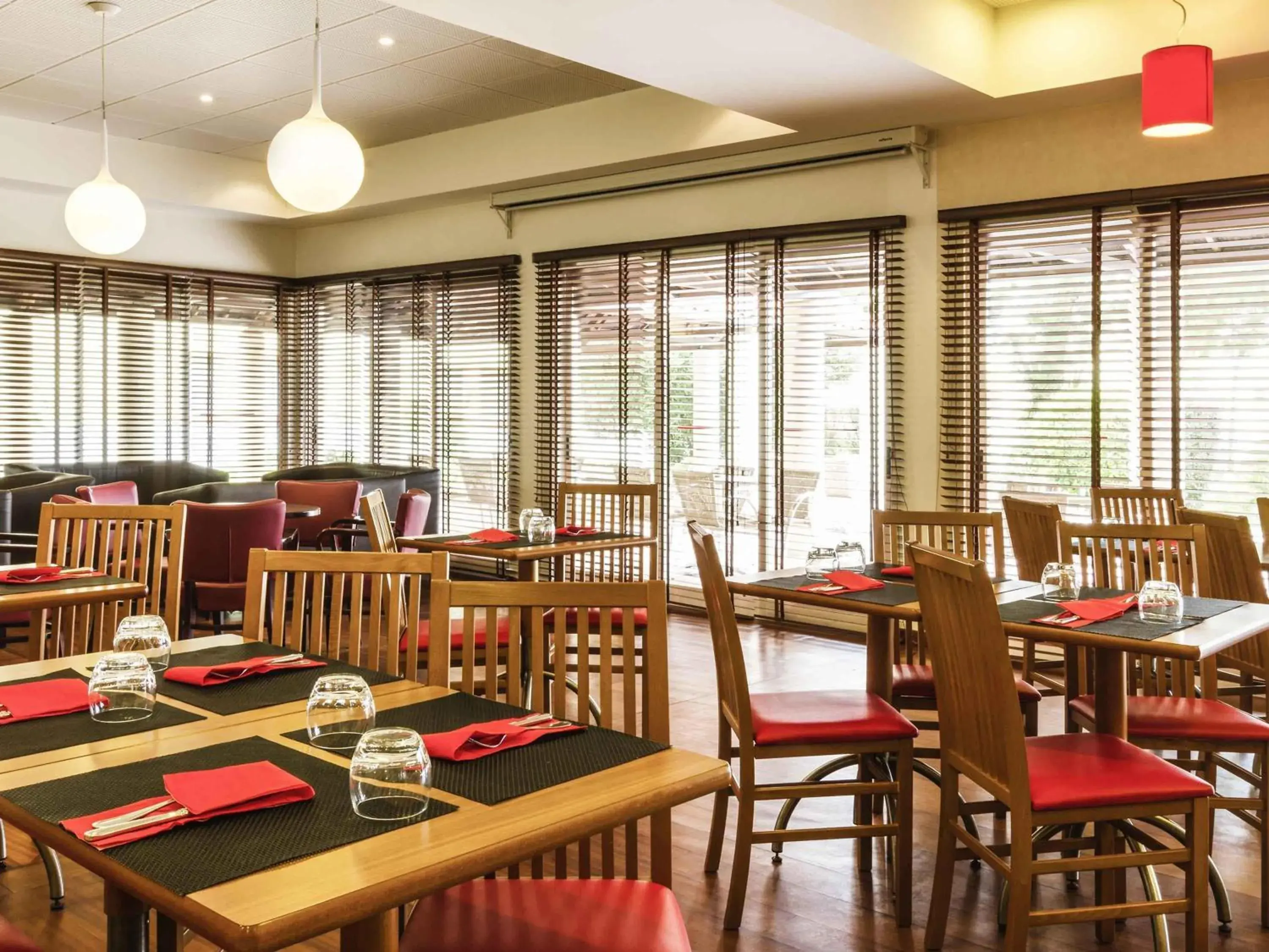 Restaurant/places to eat in Hotel ibis Setubal Restaurant/places to eat in Hotel ibis Setubal