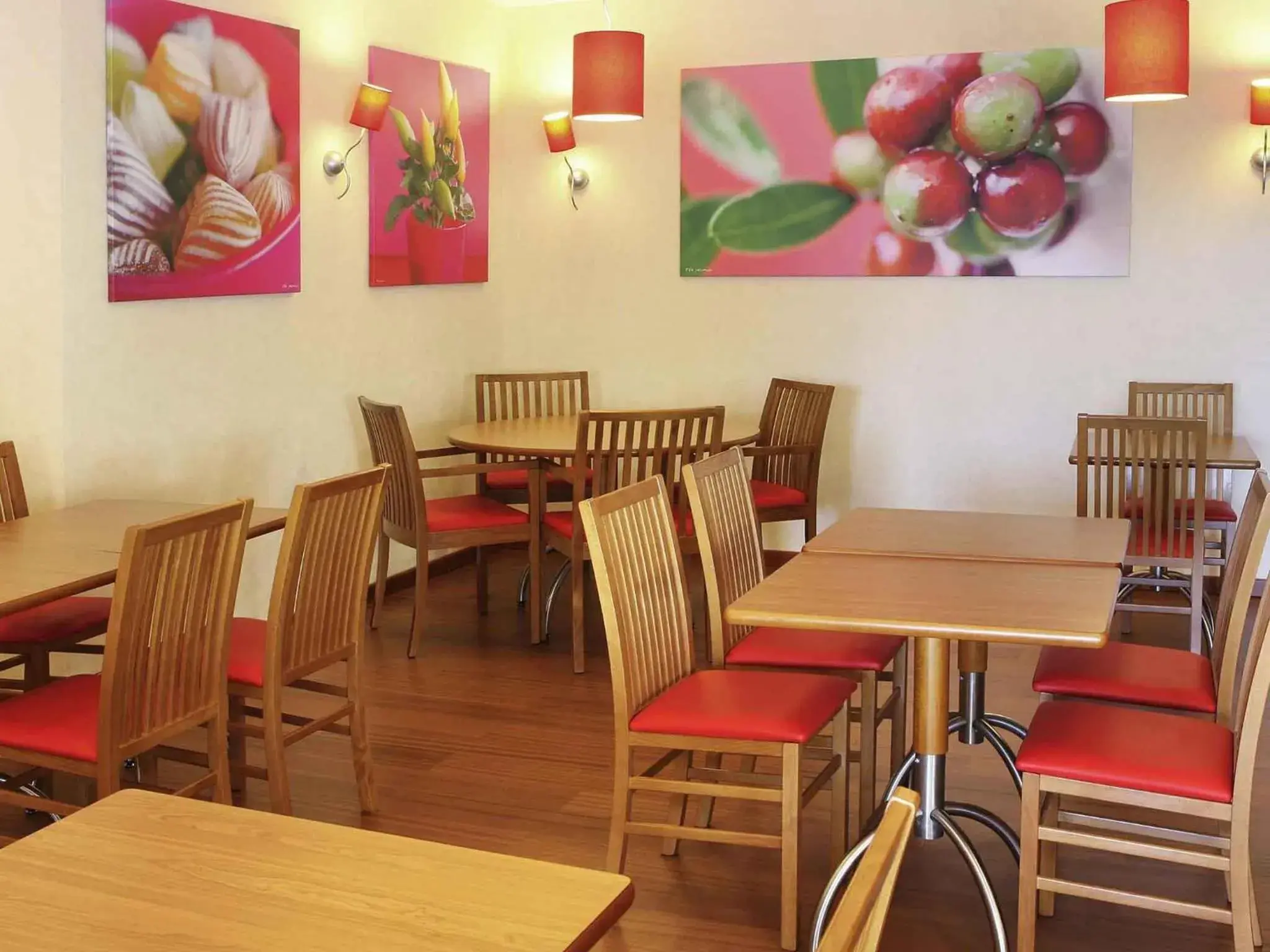Restaurant/places to eat in Hotel ibis Setubal Restaurant/places to eat in Hotel ibis Setubal