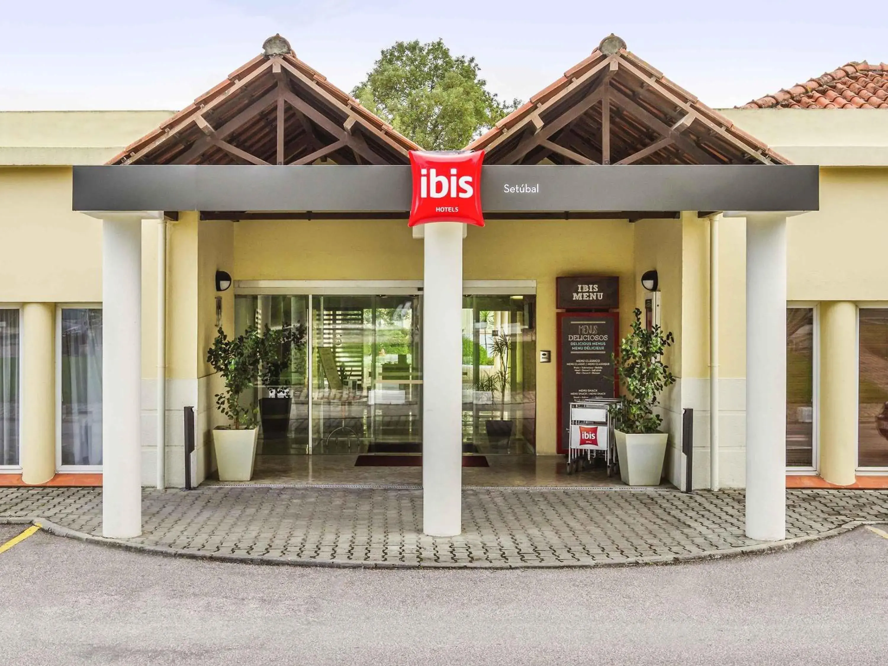 Property building in Hotel ibis Setubal Property building in Hotel ibis Setubal
