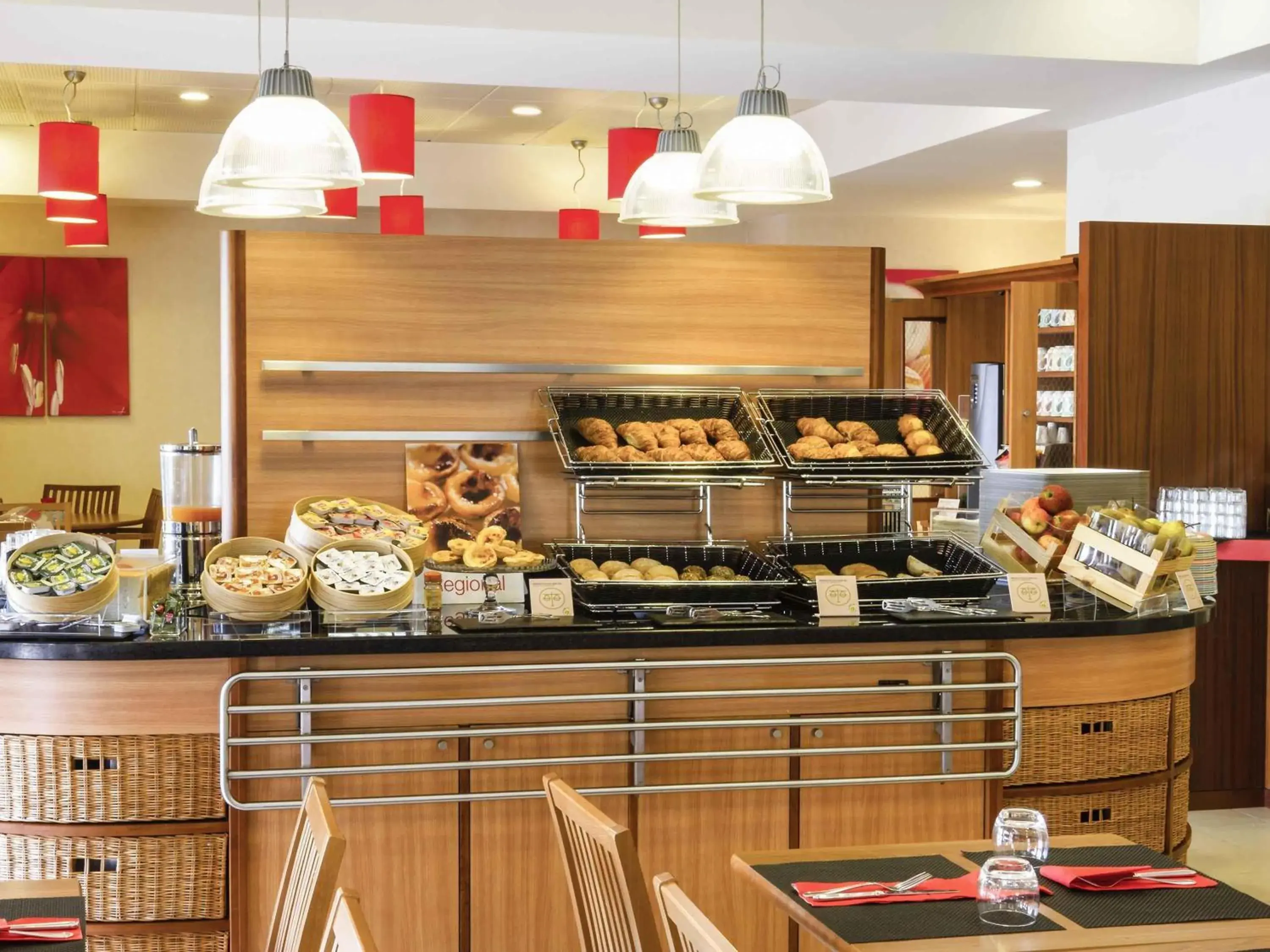 Restaurant/places to eat in Hotel ibis Setubal Restaurant/places to eat in Hotel ibis Setubal