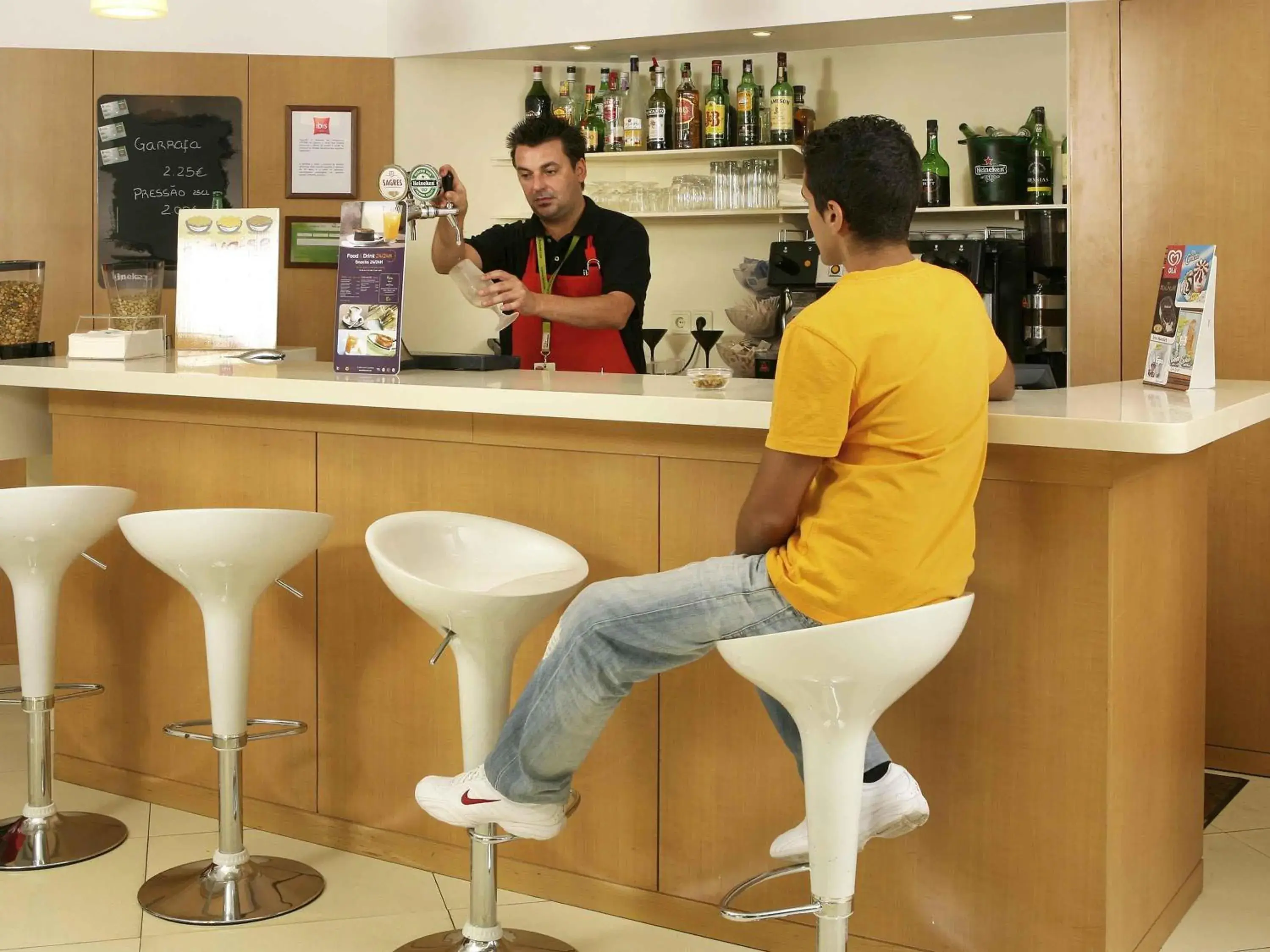 Lounge or bar in Hotel ibis Setubal Lounge or bar in Hotel ibis Setubal
