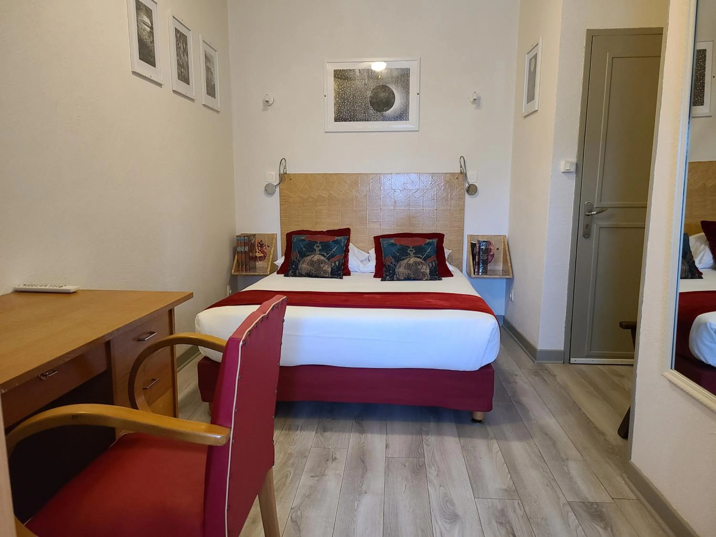 Photo of the whole room, Bed in Hôtel Mille et une Feuilles