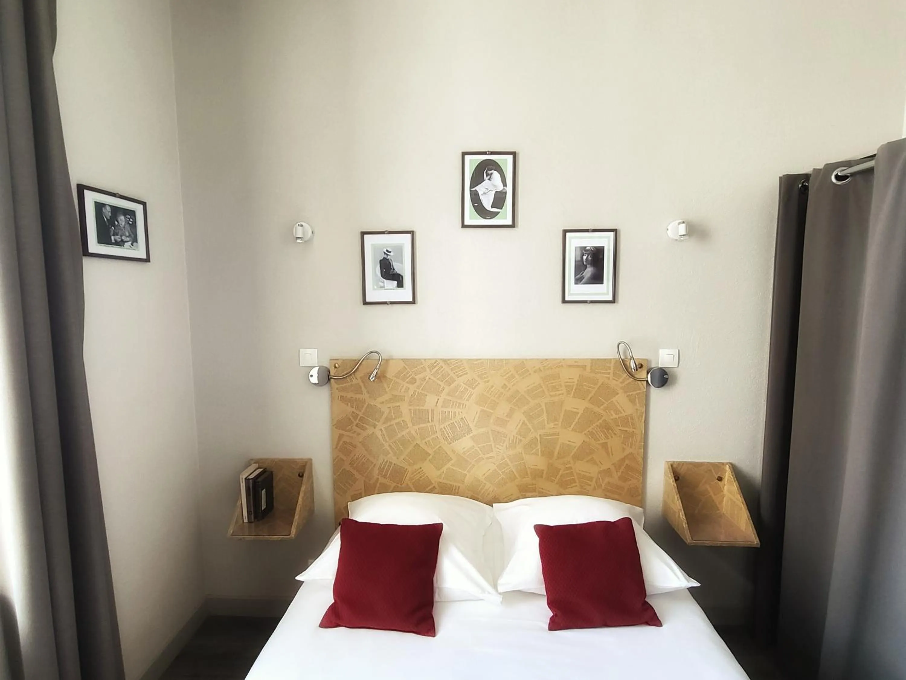 Photo of the whole room, Bed in Hôtel Mille et une Feuilles