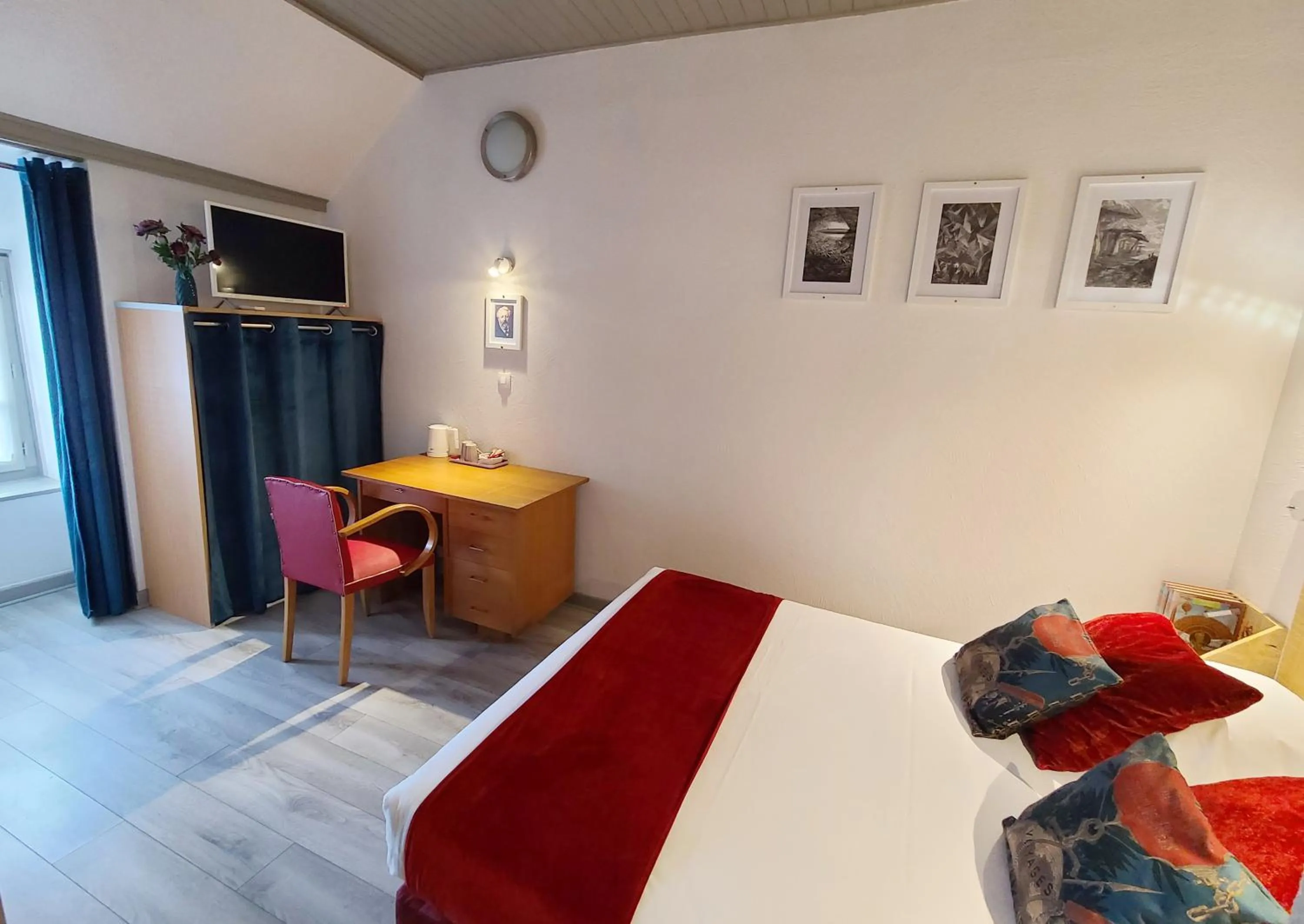 Photo of the whole room, Bed in Hôtel Mille et une Feuilles