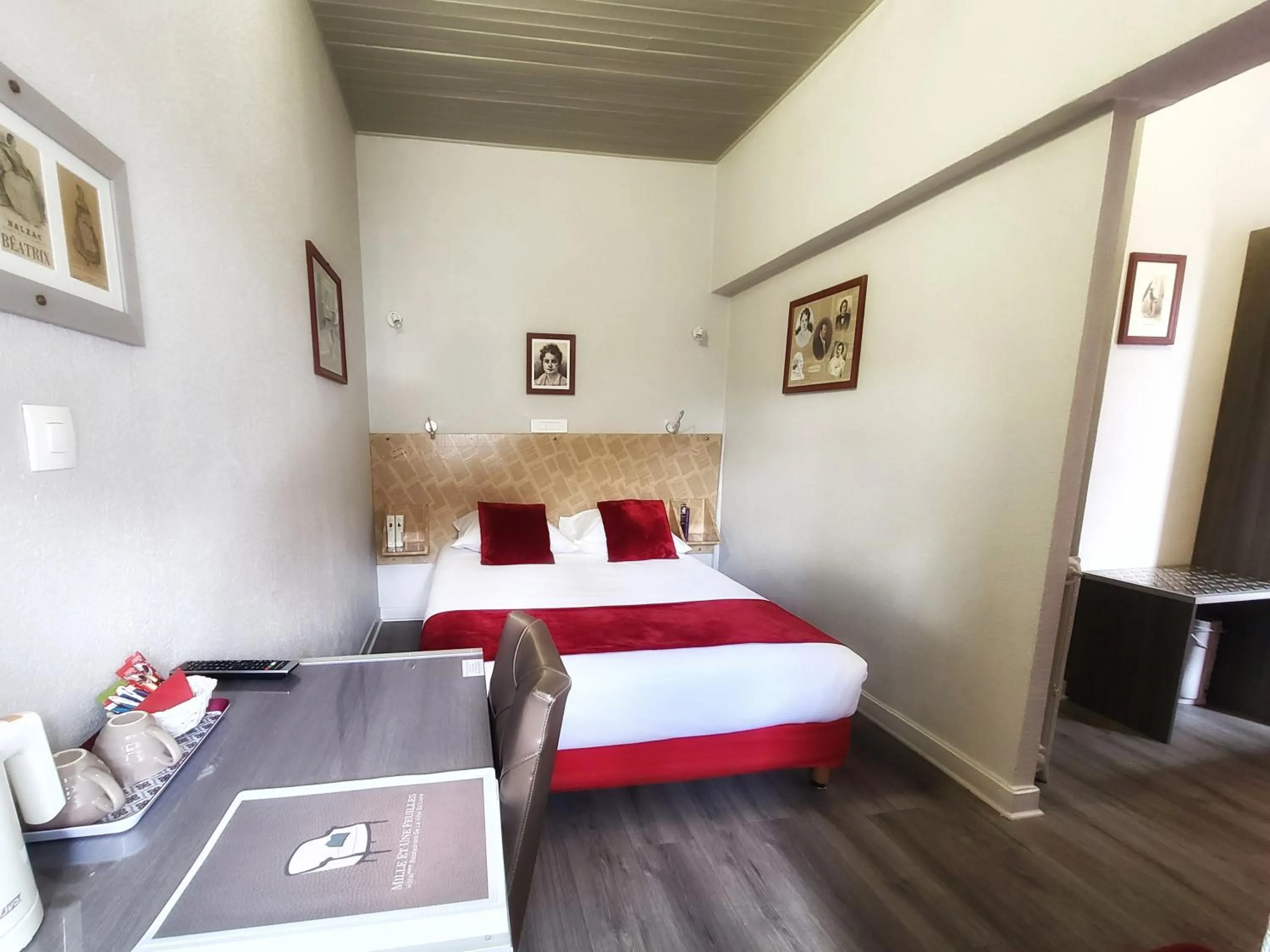 Photo of the whole room, Bed in Hôtel Mille et une Feuilles