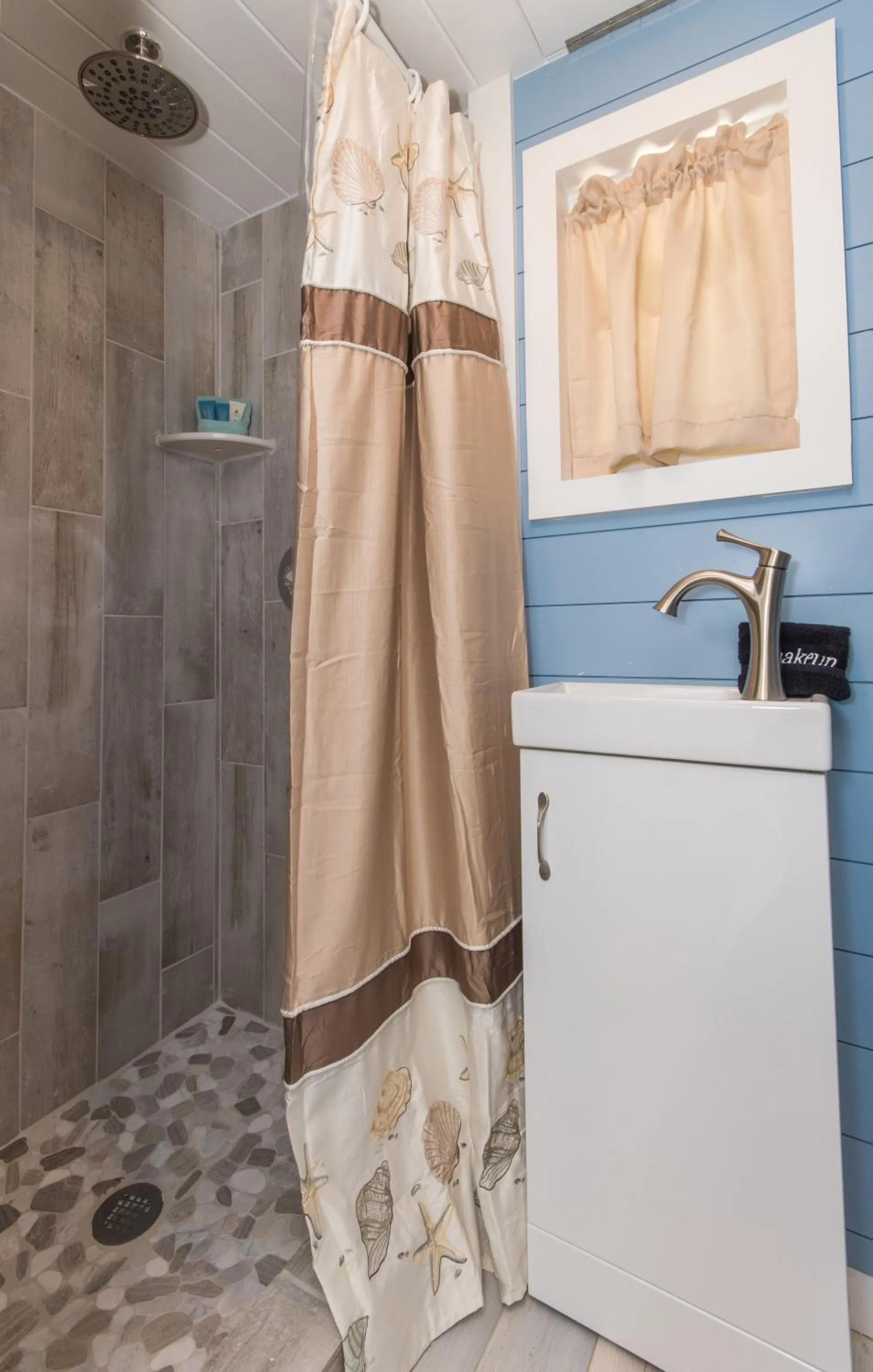 Shower in Tiny House Siesta