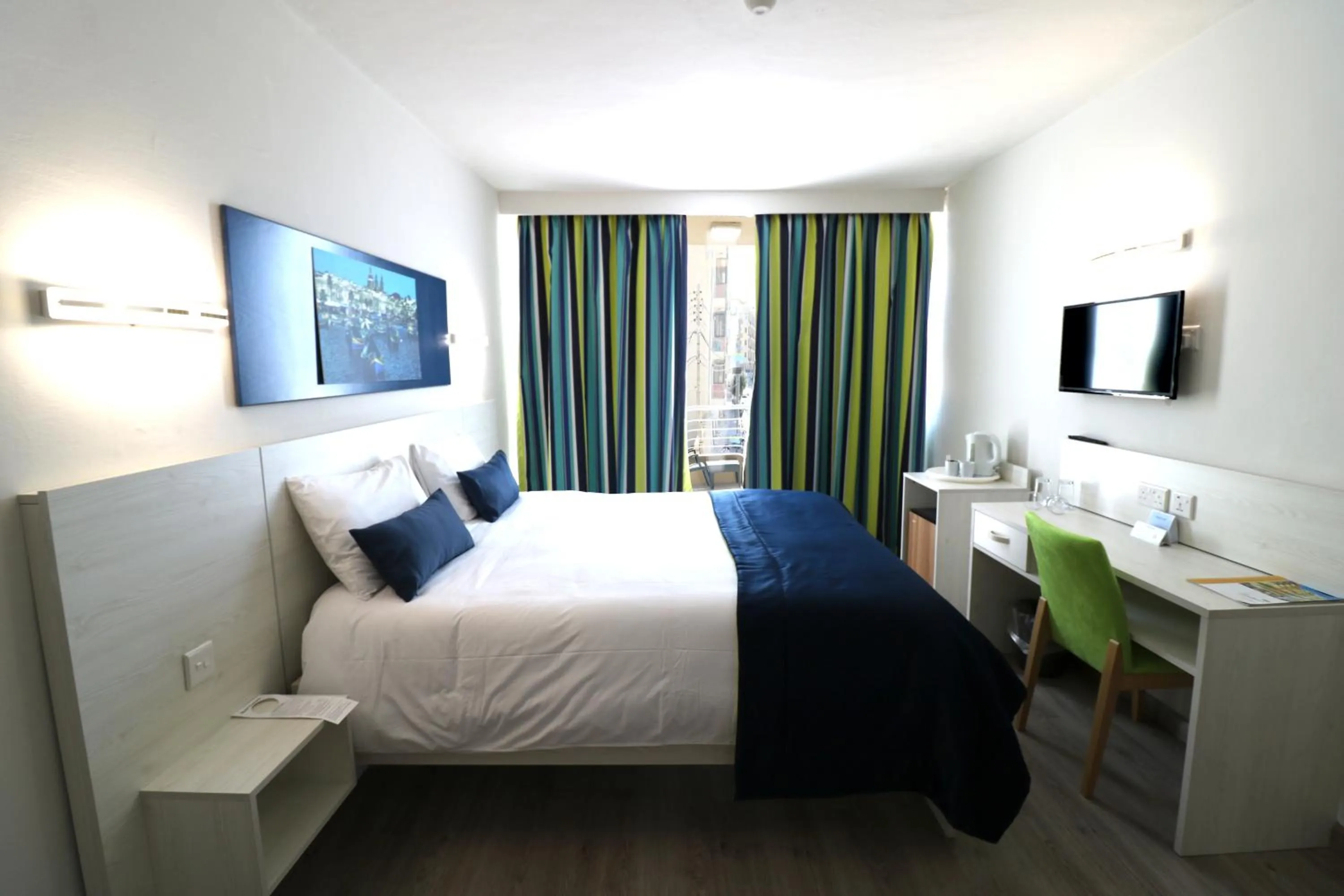 Balcony/Terrace, Bed in Hotel Santana