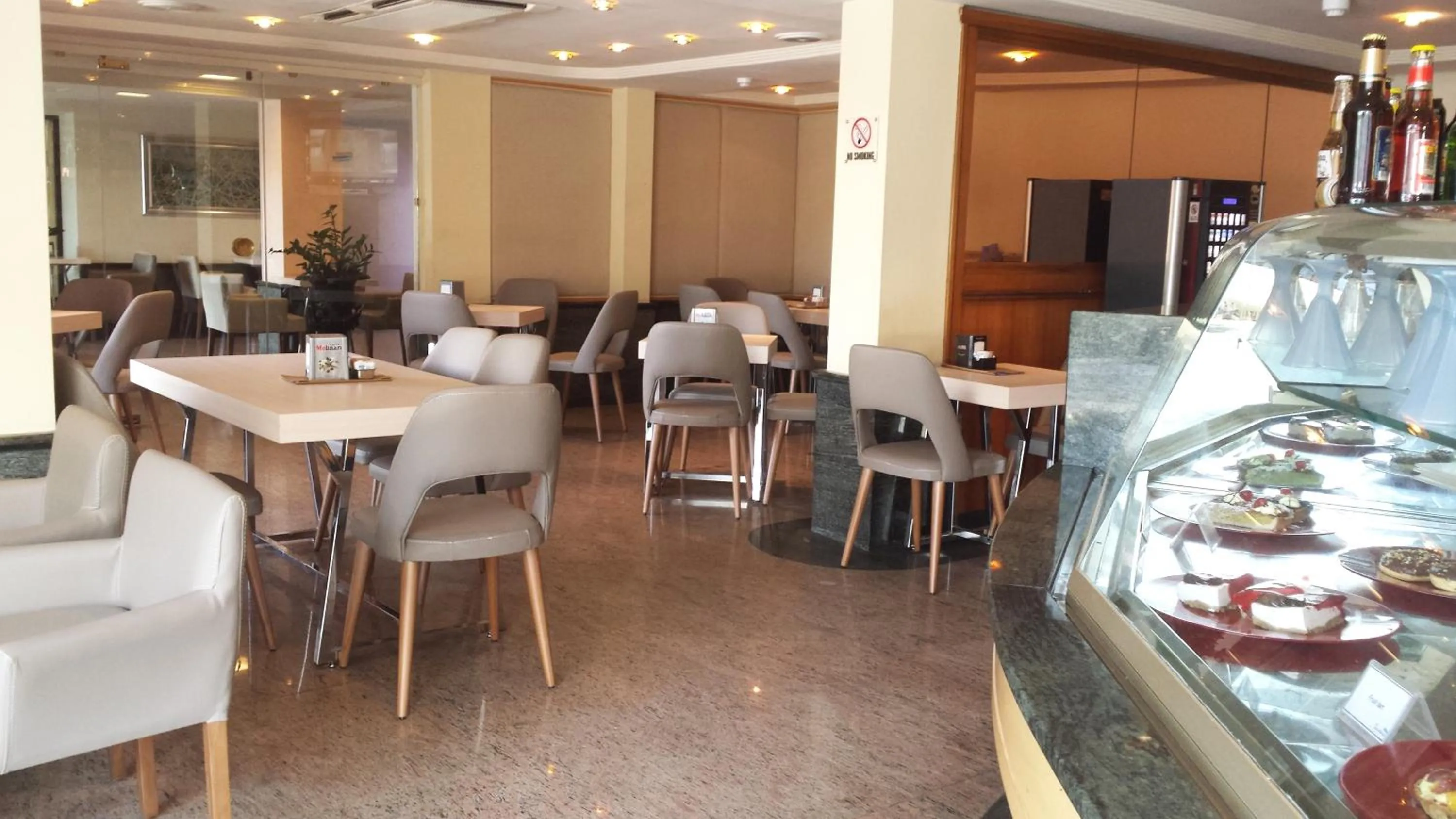 Restaurant/places to eat in Hotel Santana