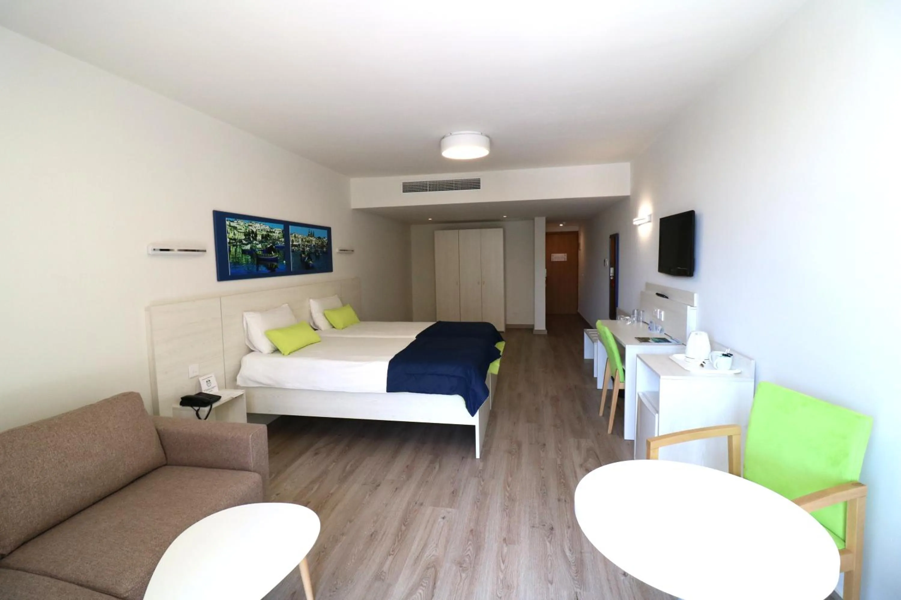 Coffee/tea facilities, Bed in Hotel Santana