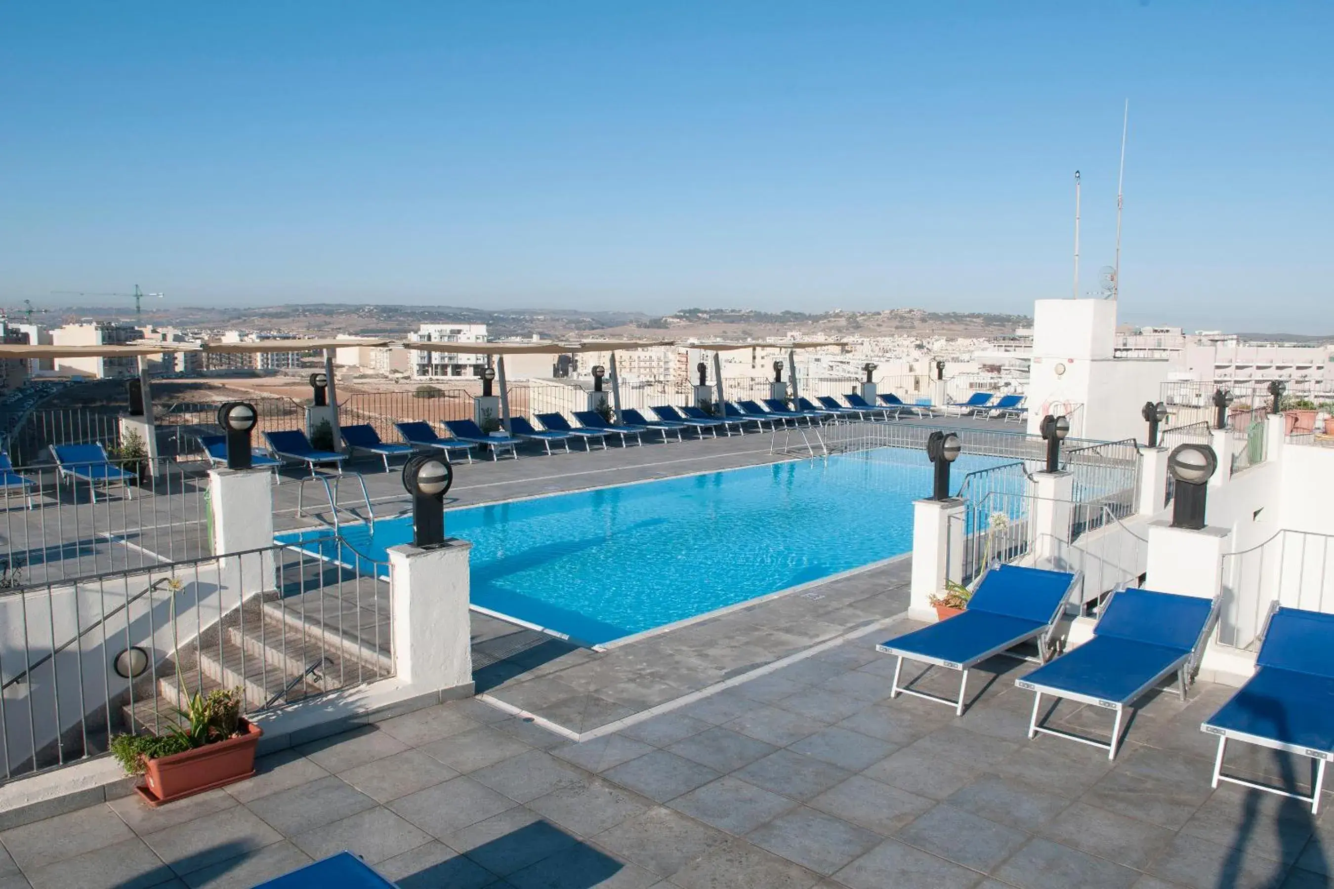 Swimming pool in Hotel Santana Swimming pool in Hotel Santana