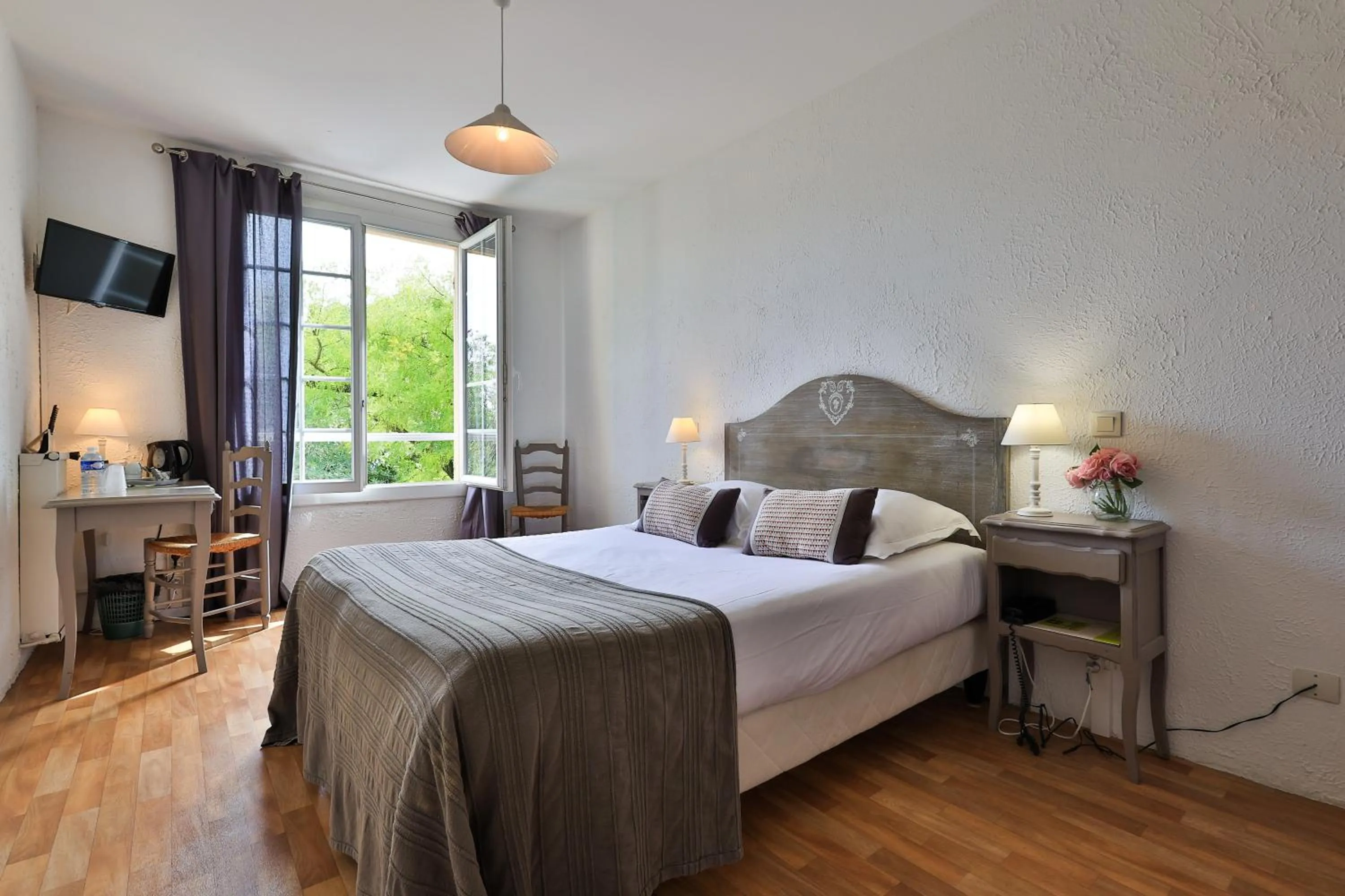 Bed in Logis Hôtel Castel Mouisson