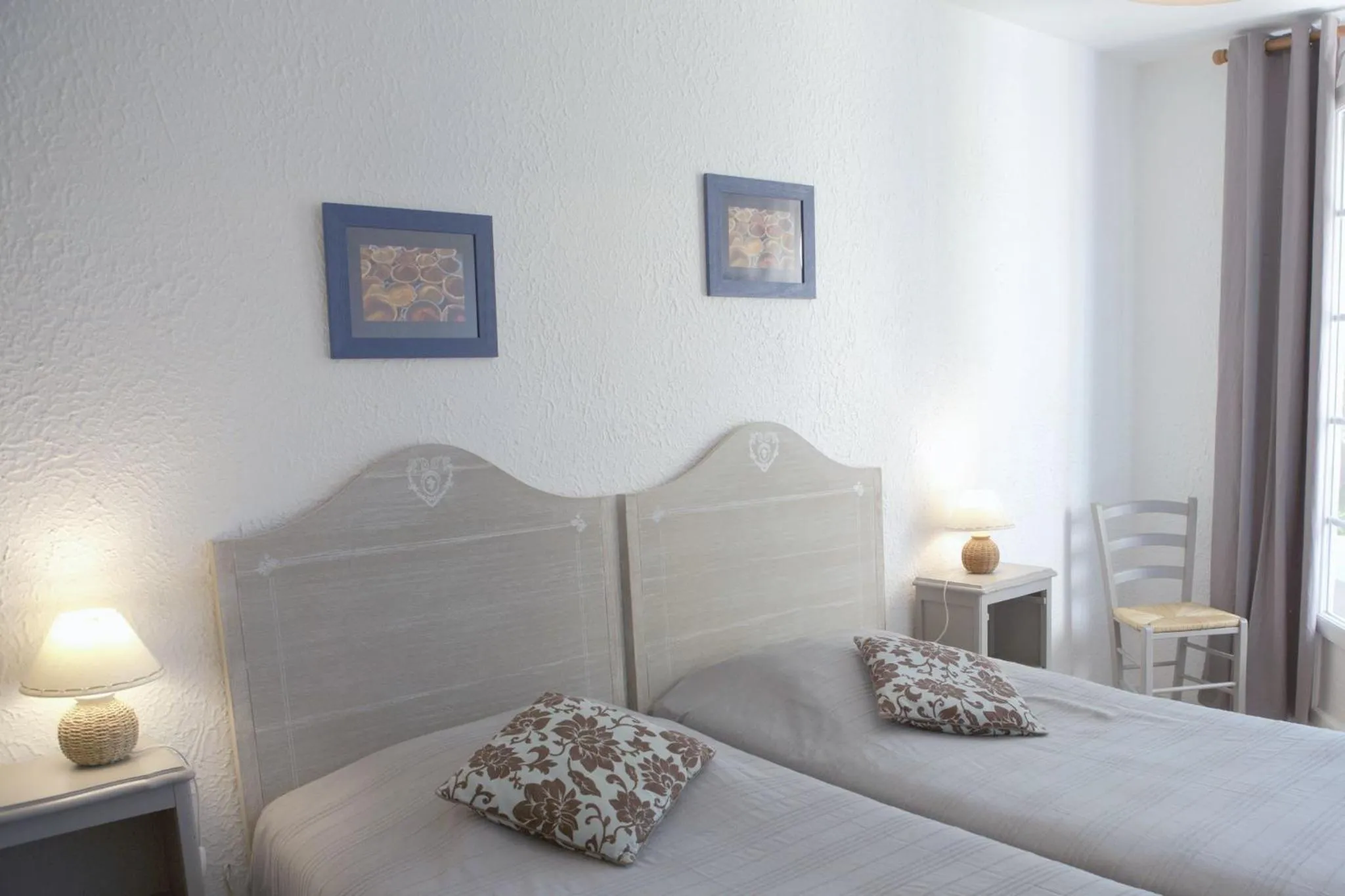 Bed in Logis Hôtel Castel Mouisson