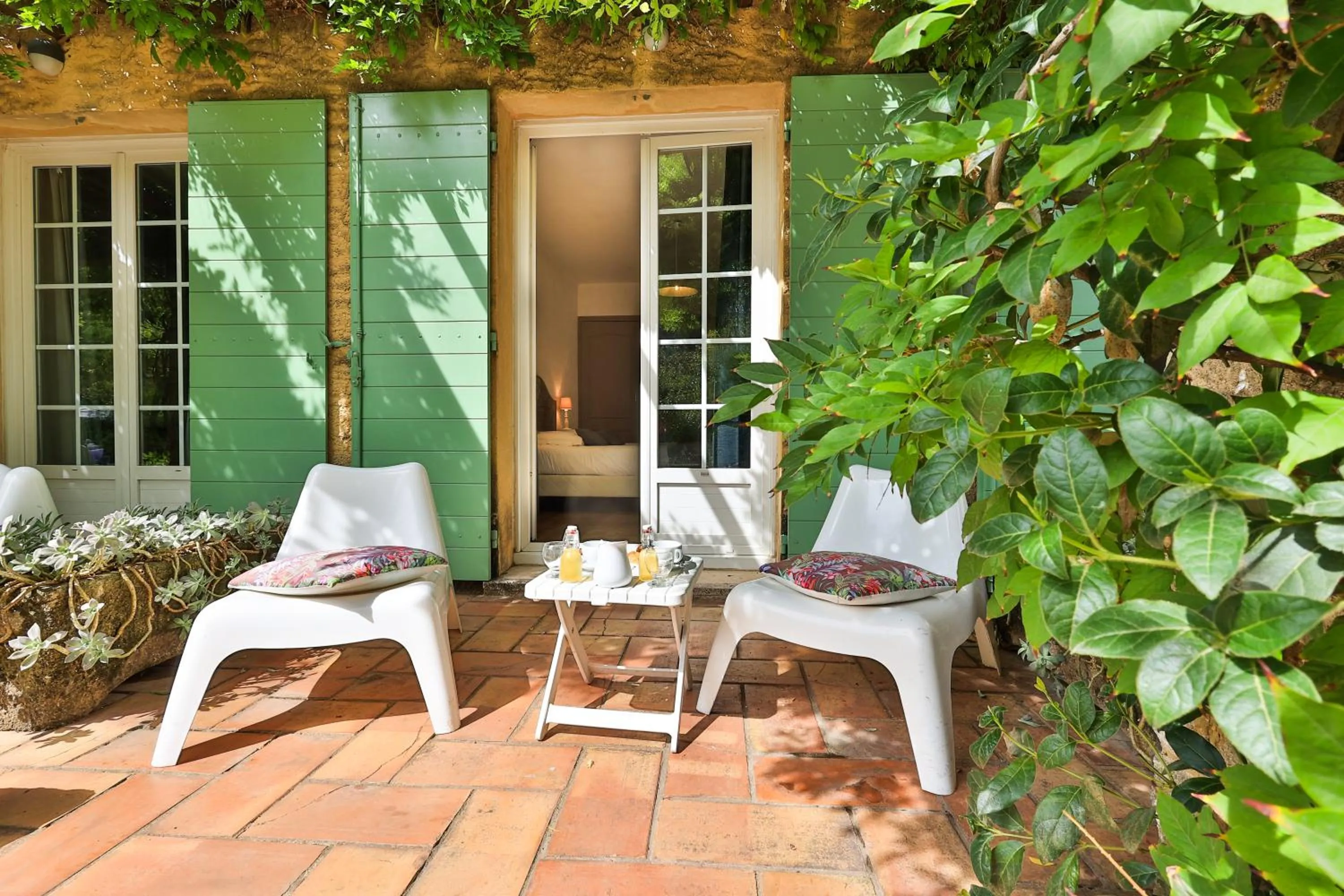 Patio in Logis Hôtel Castel Mouisson