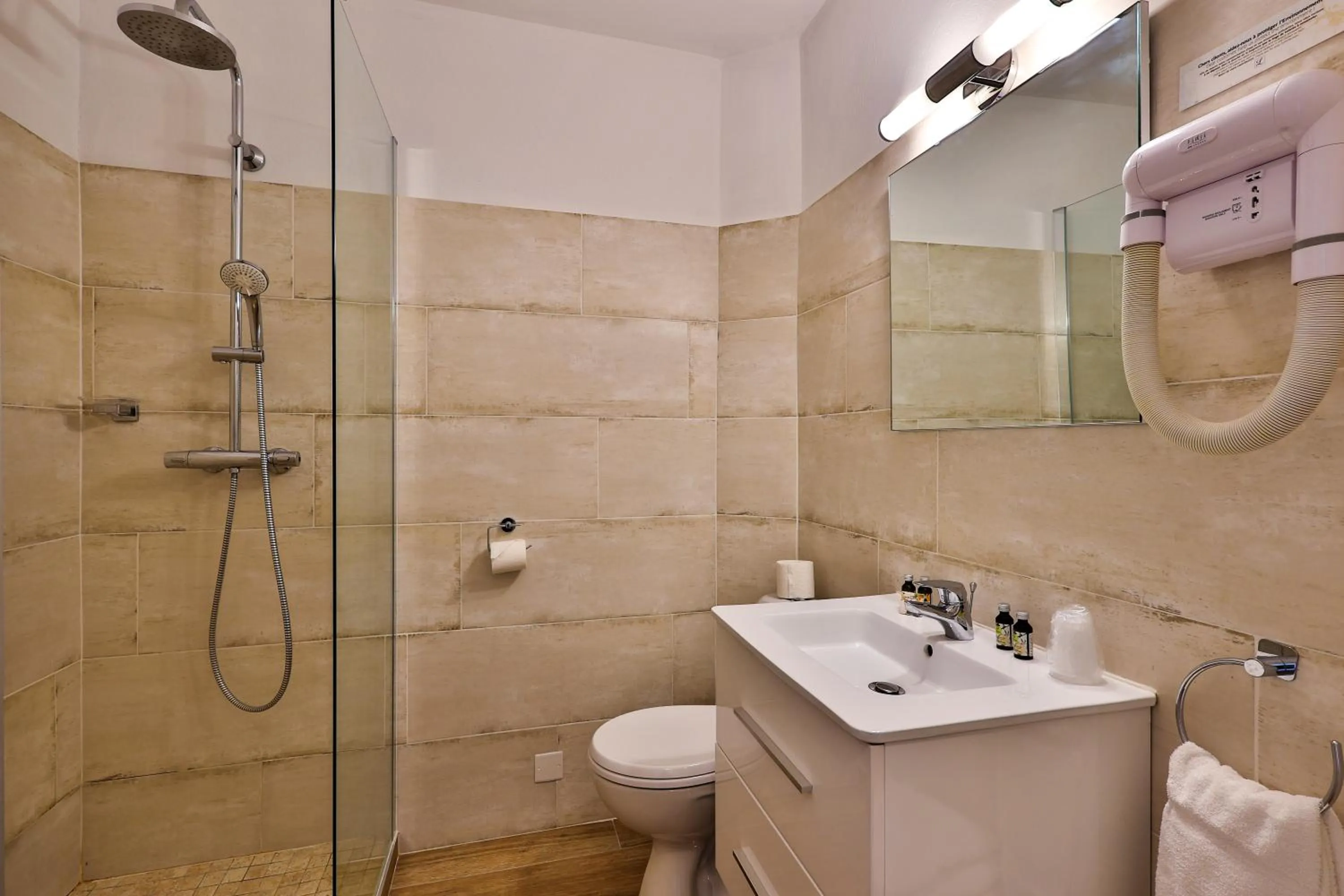 Shower in Logis Hôtel Castel Mouisson