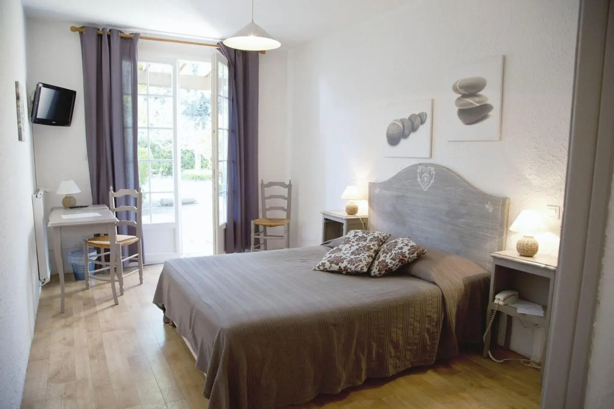 Day, Bed in Logis Hôtel Castel Mouisson Day, Bed in Logis Hôtel Castel Mouisson