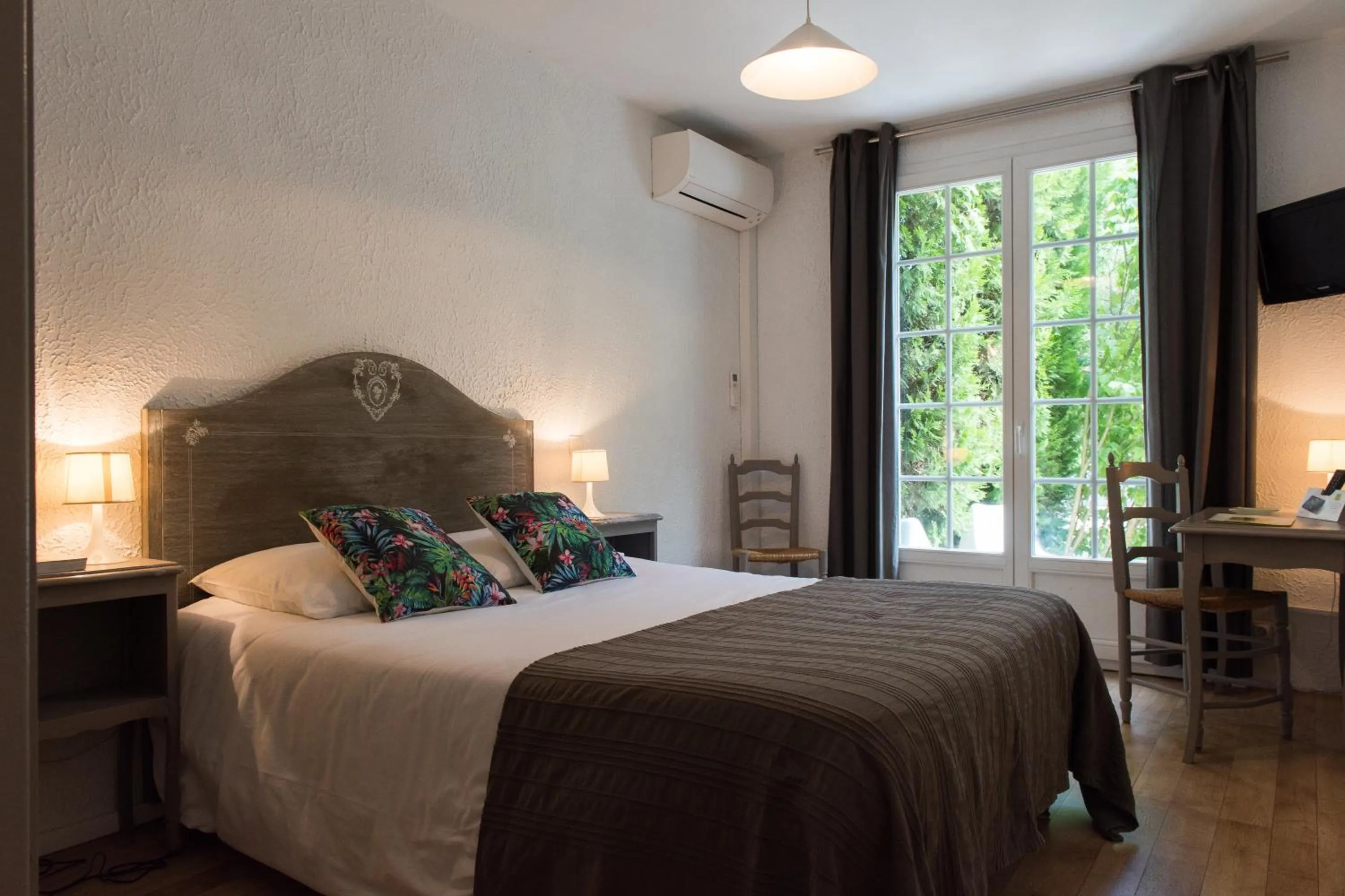 Bedroom, Bed in Logis Hôtel Castel Mouisson