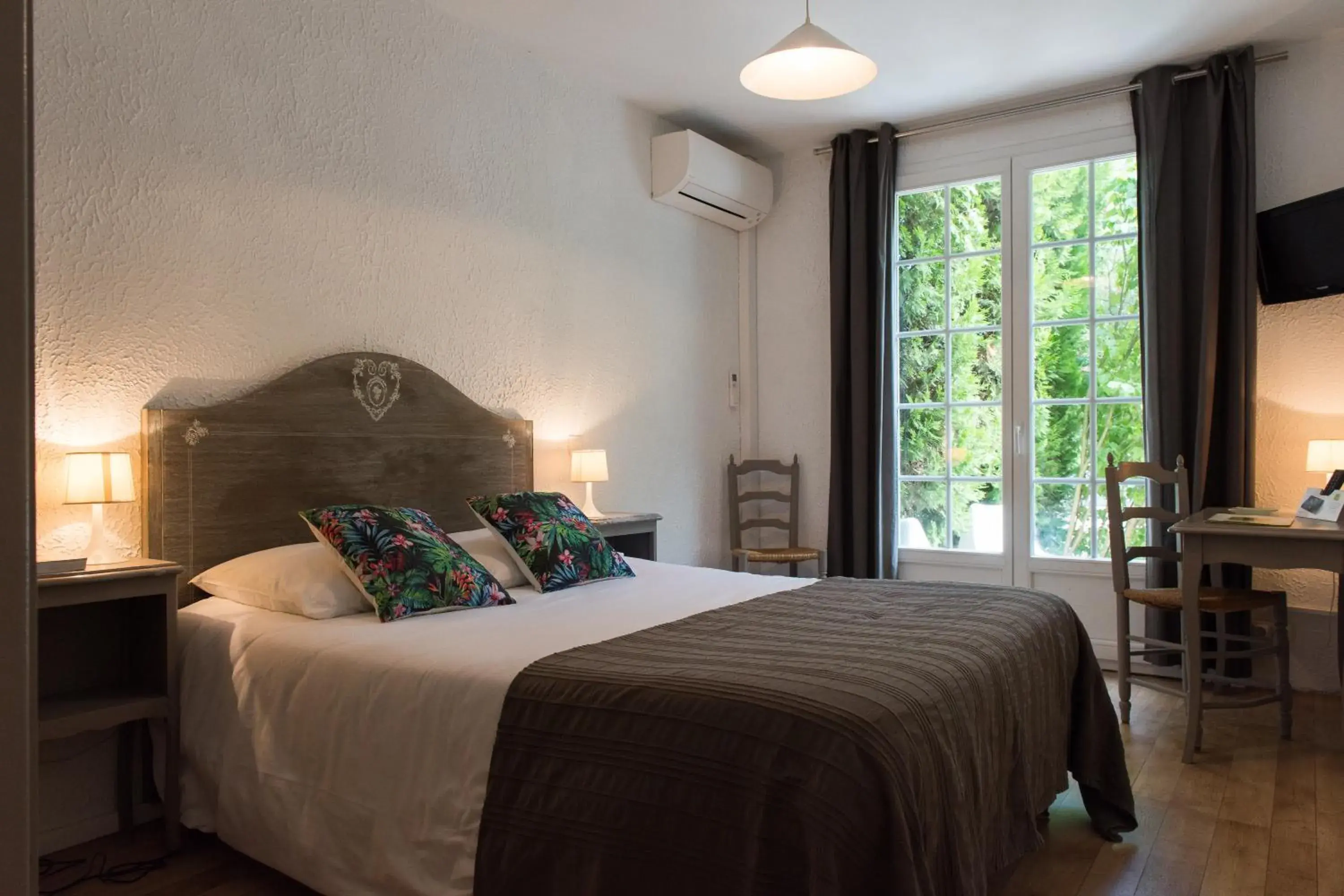 Triple Room in Logis Hôtel Castel Mouisson Triple Room in Logis Hôtel Castel Mouisson