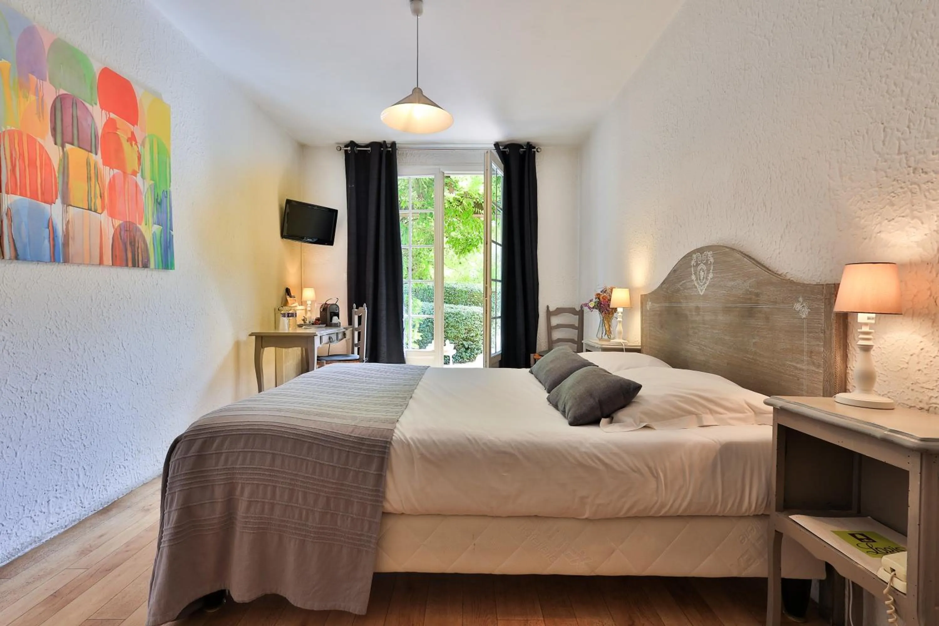 Bed in Logis Hôtel Castel Mouisson