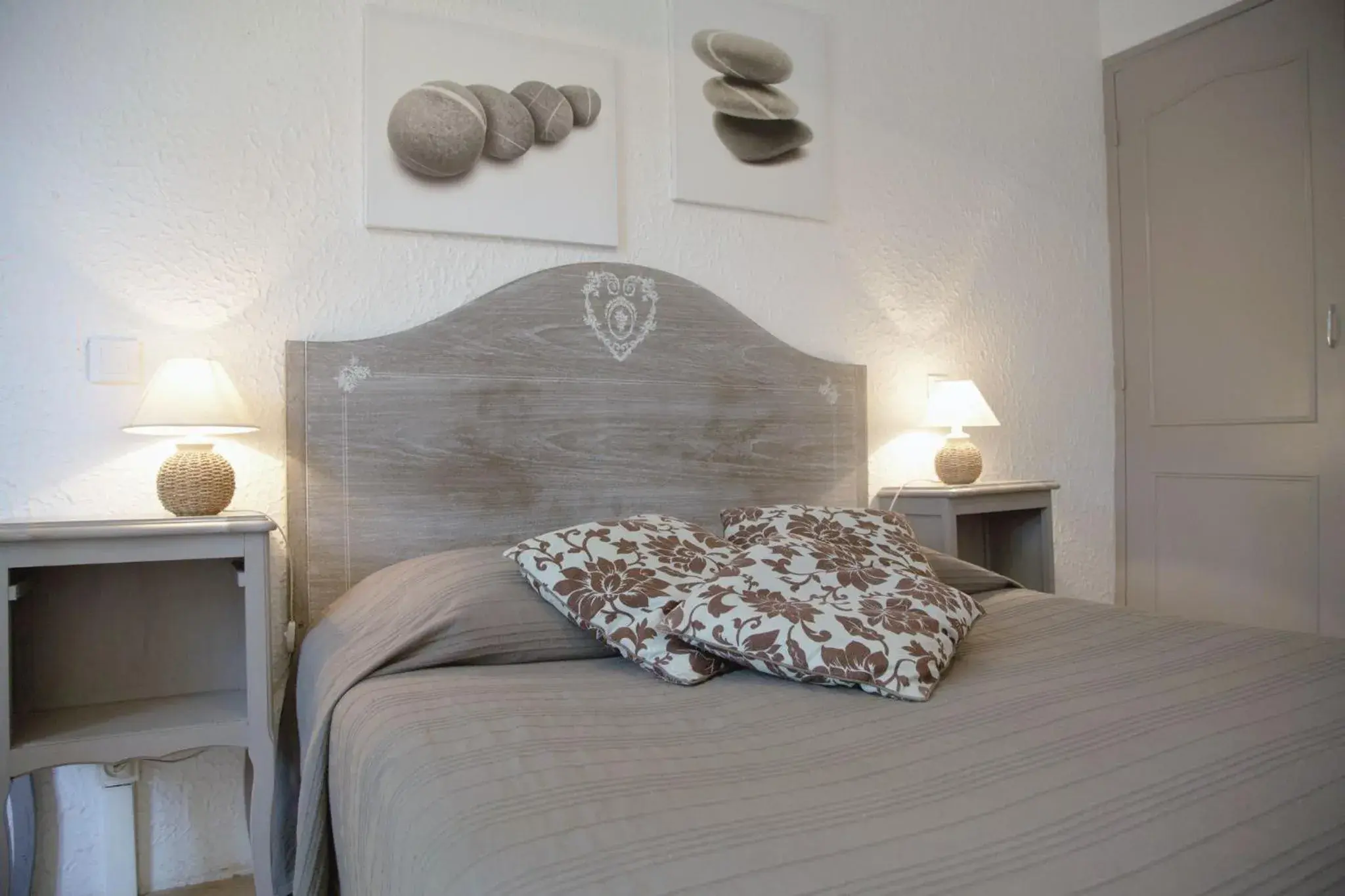 Bed in Logis Hôtel Castel Mouisson Bed in Logis Hôtel Castel Mouisson