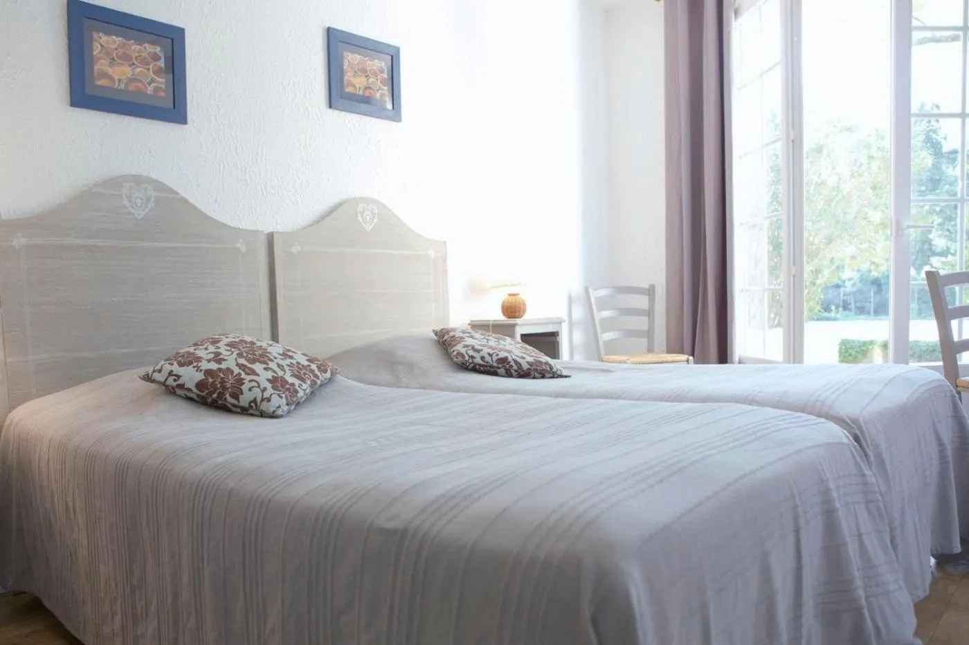 Bed in Logis Hôtel Castel Mouisson