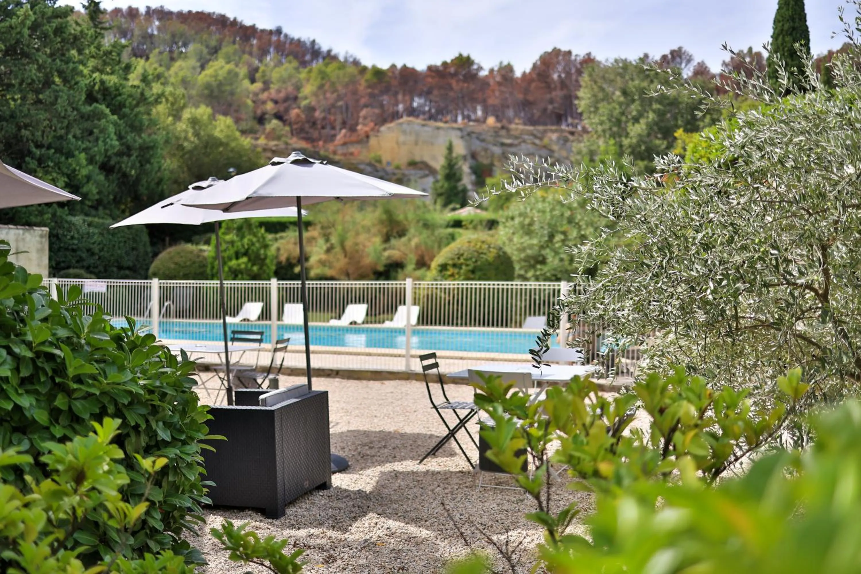 Swimming pool in Logis Hôtel Castel Mouisson