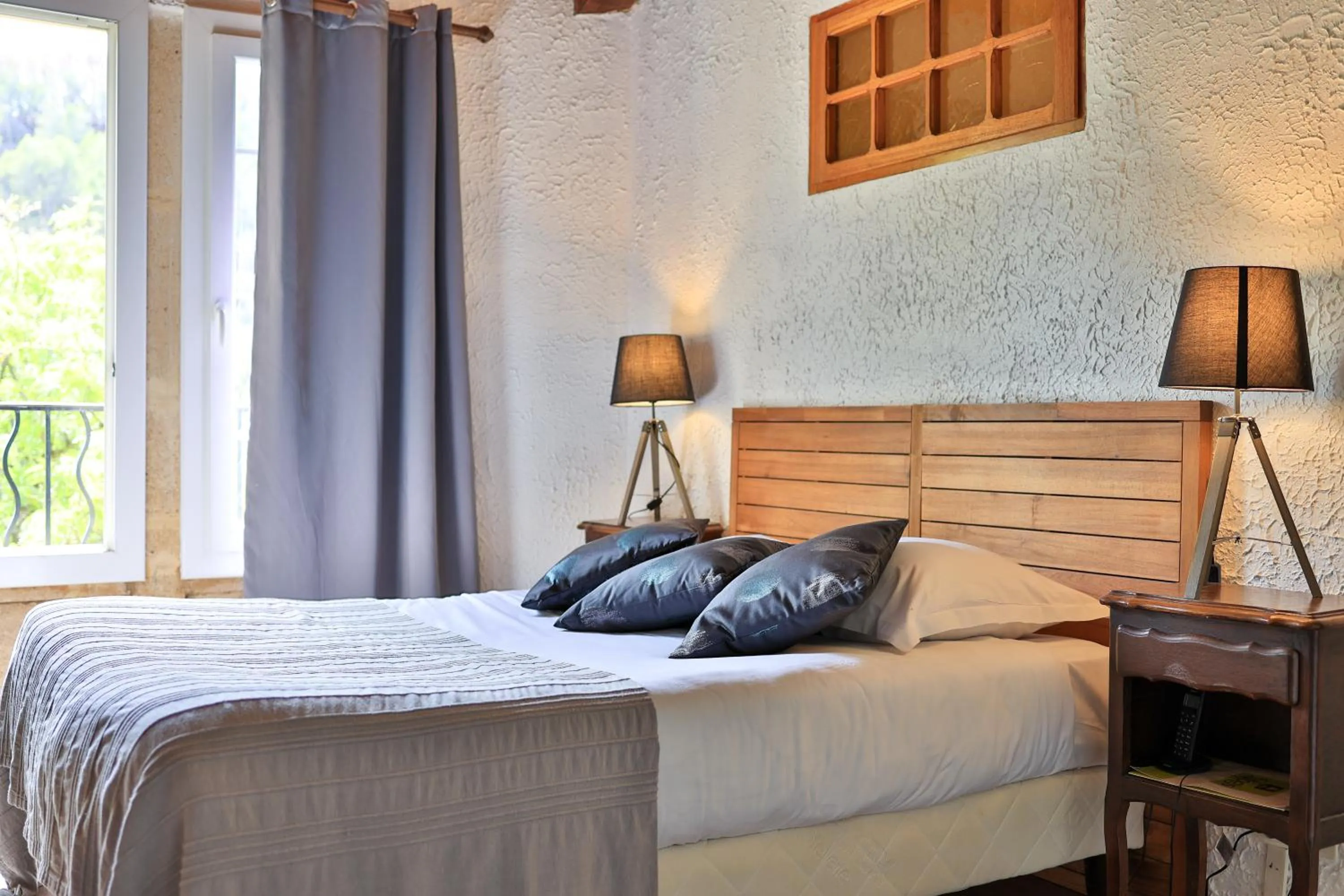 Bed in Logis Hôtel Castel Mouisson