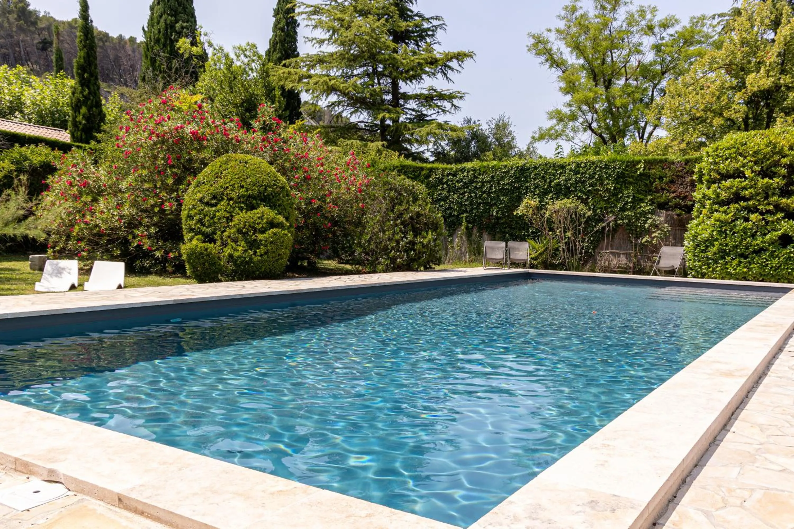 Swimming pool in Logis Hôtel Castel Mouisson