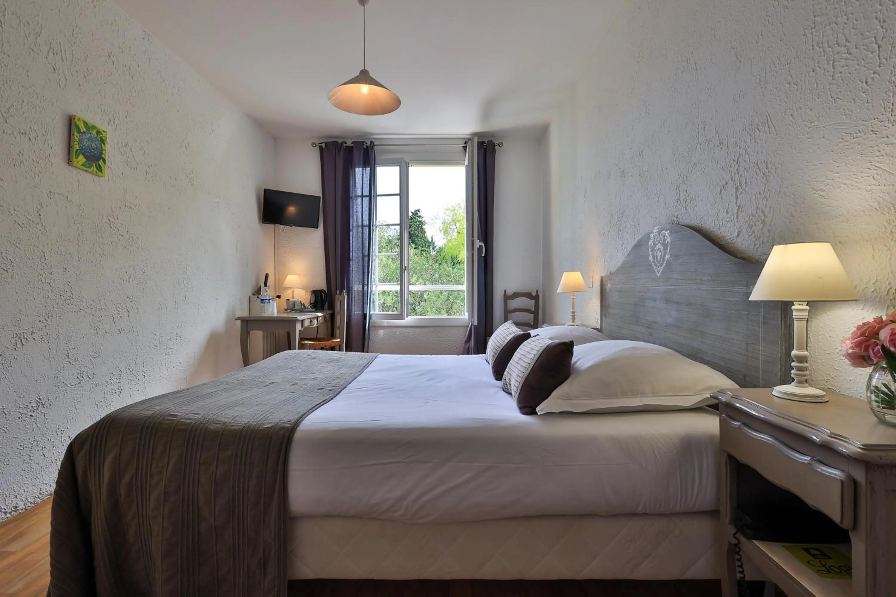 Bed in Logis Hôtel Castel Mouisson