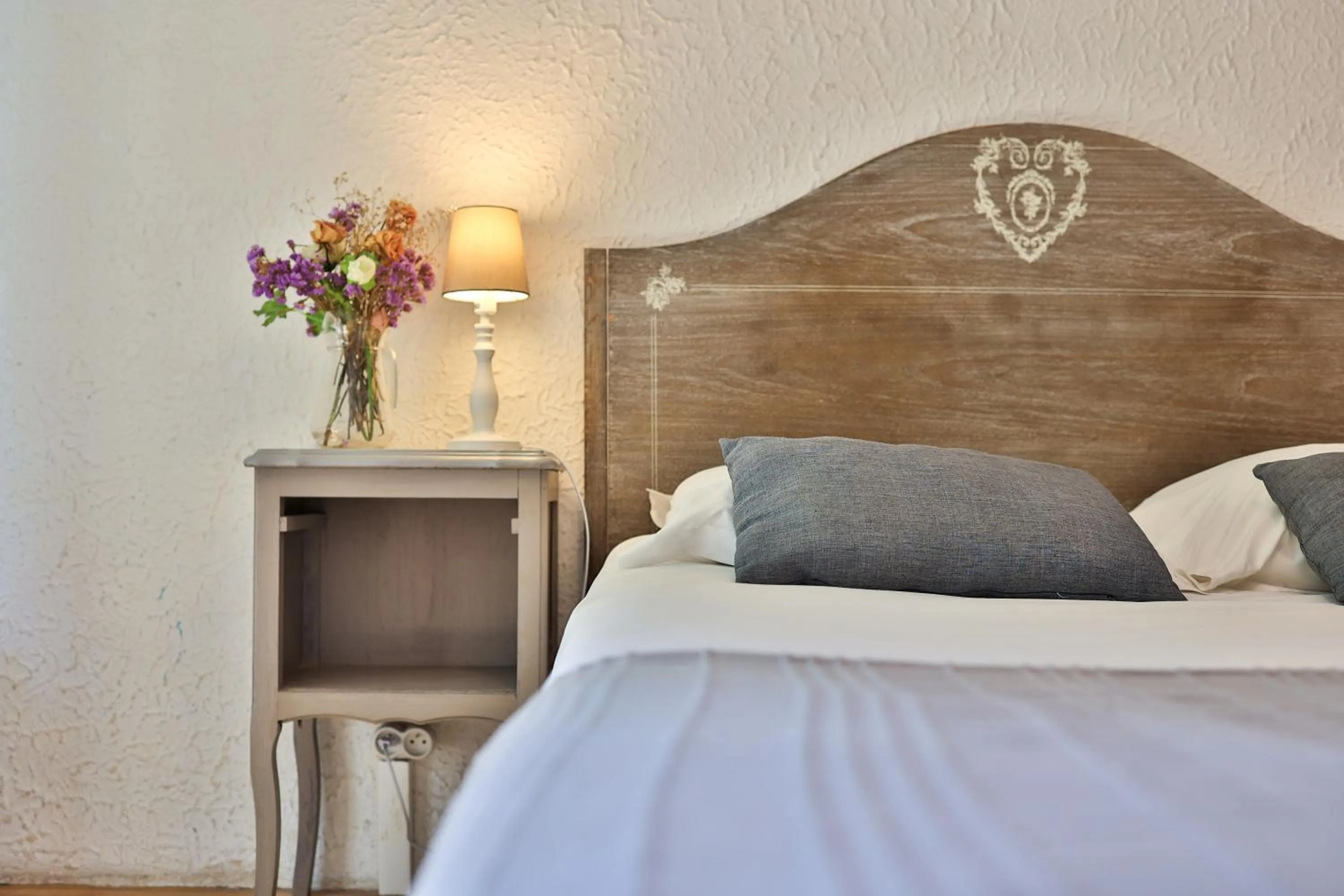 Bed in Logis Hôtel Castel Mouisson