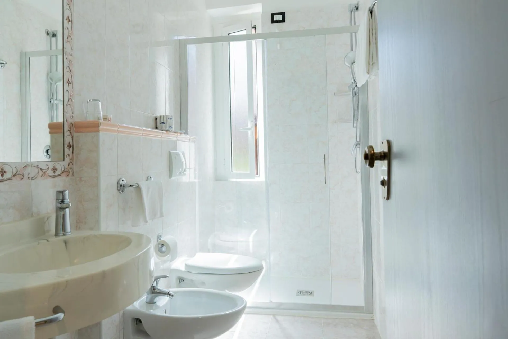 Shower in Cavour 30TRE - Hotel Moderno