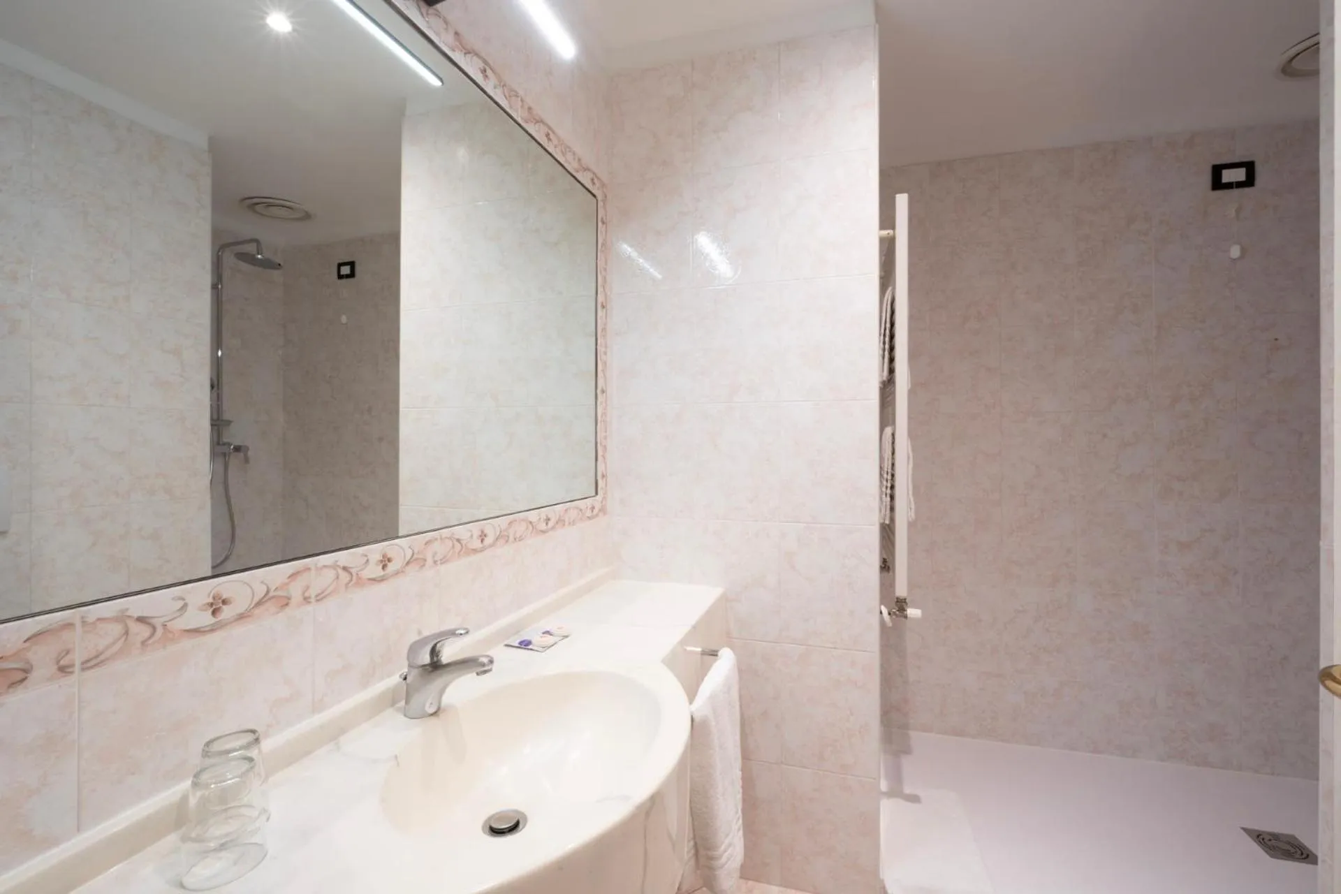 Shower in Cavour 30TRE - Hotel Moderno