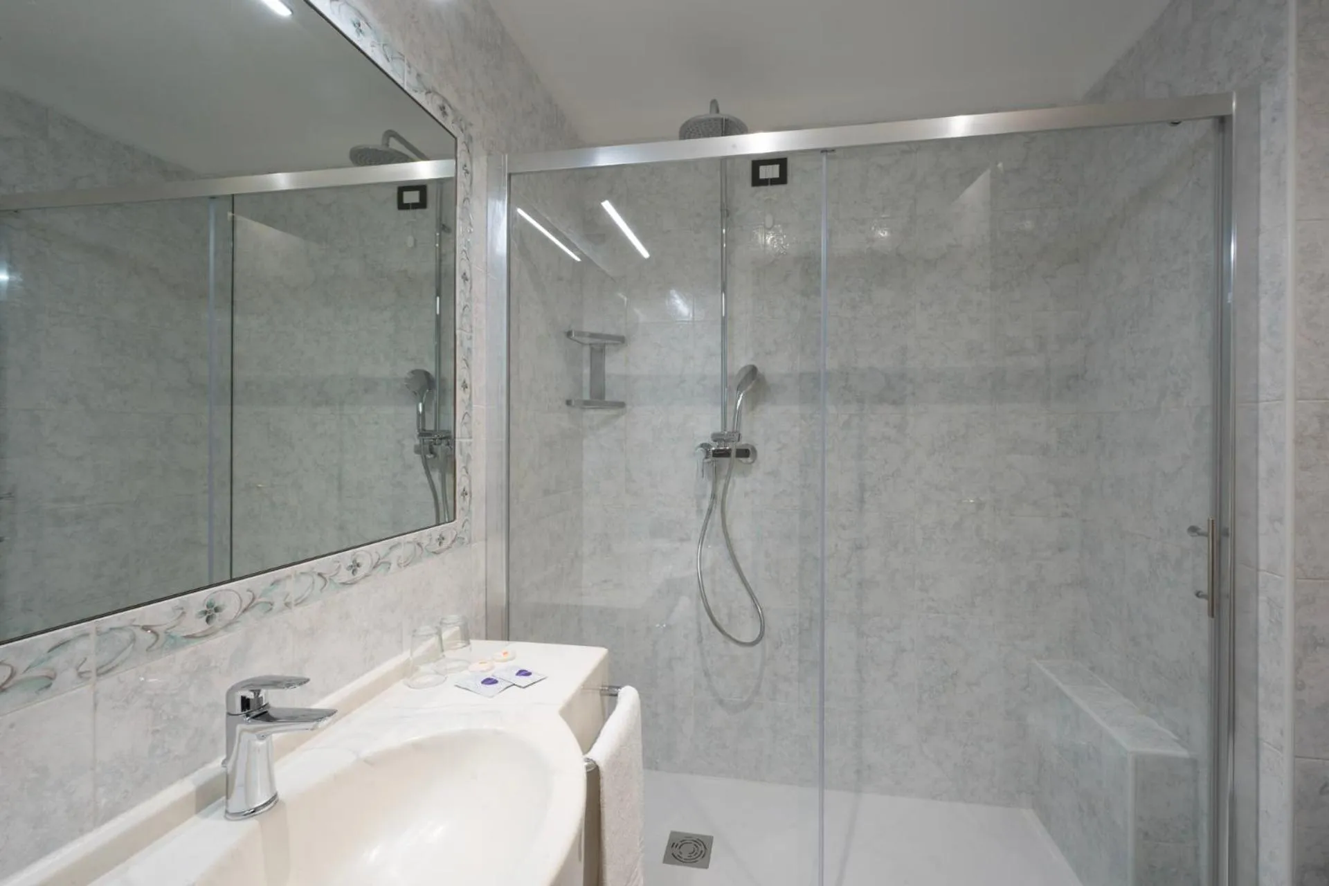 Shower in Cavour 30TRE - Hotel Moderno