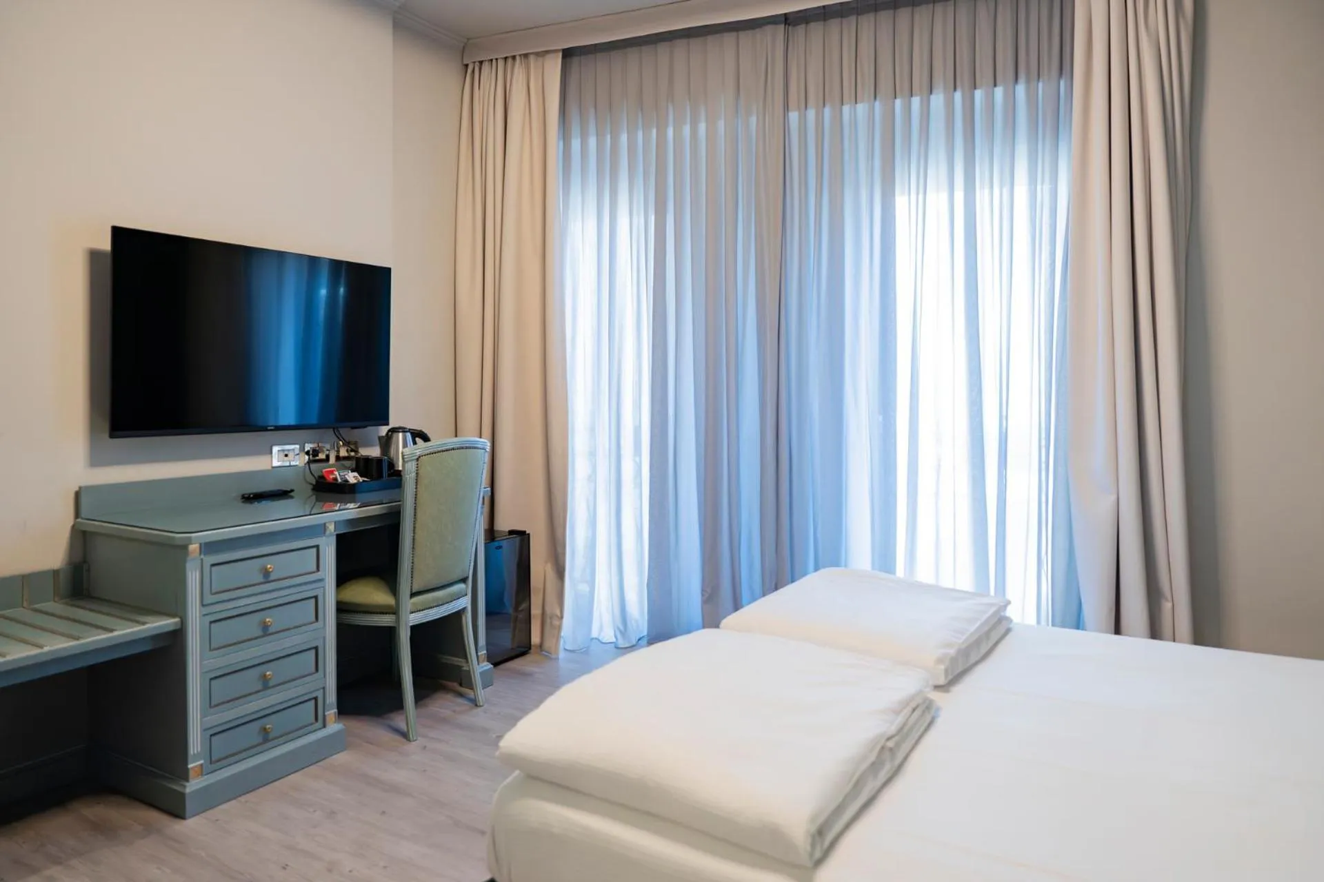 TV and multimedia, Bed in Cavour 30TRE - Hotel Moderno