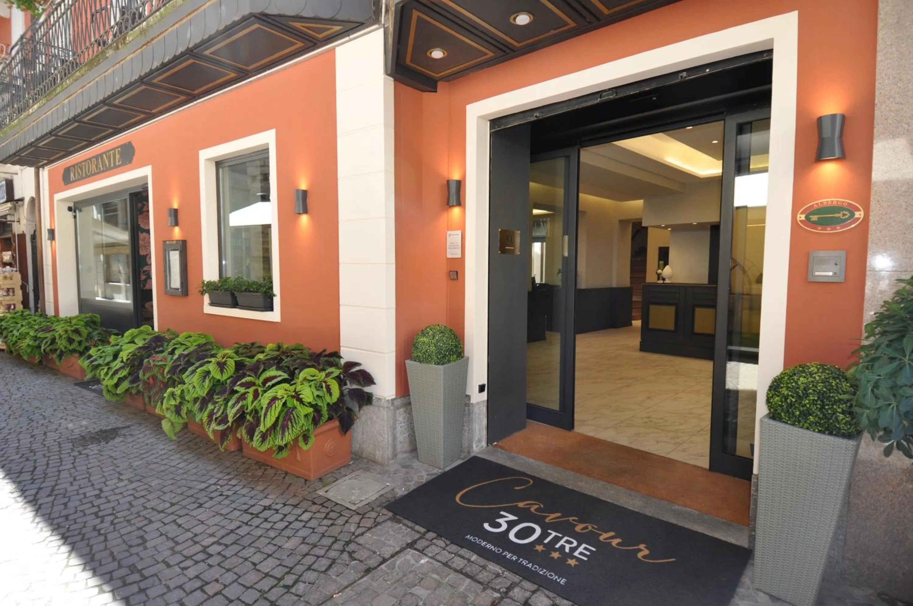 Property building in Cavour 30TRE - Hotel Moderno