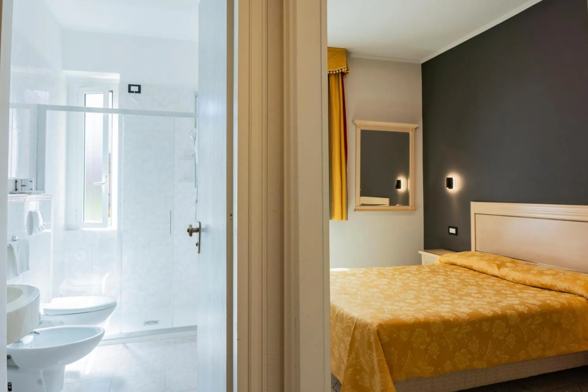 Shower, Bed in Cavour 30TRE - Hotel Moderno