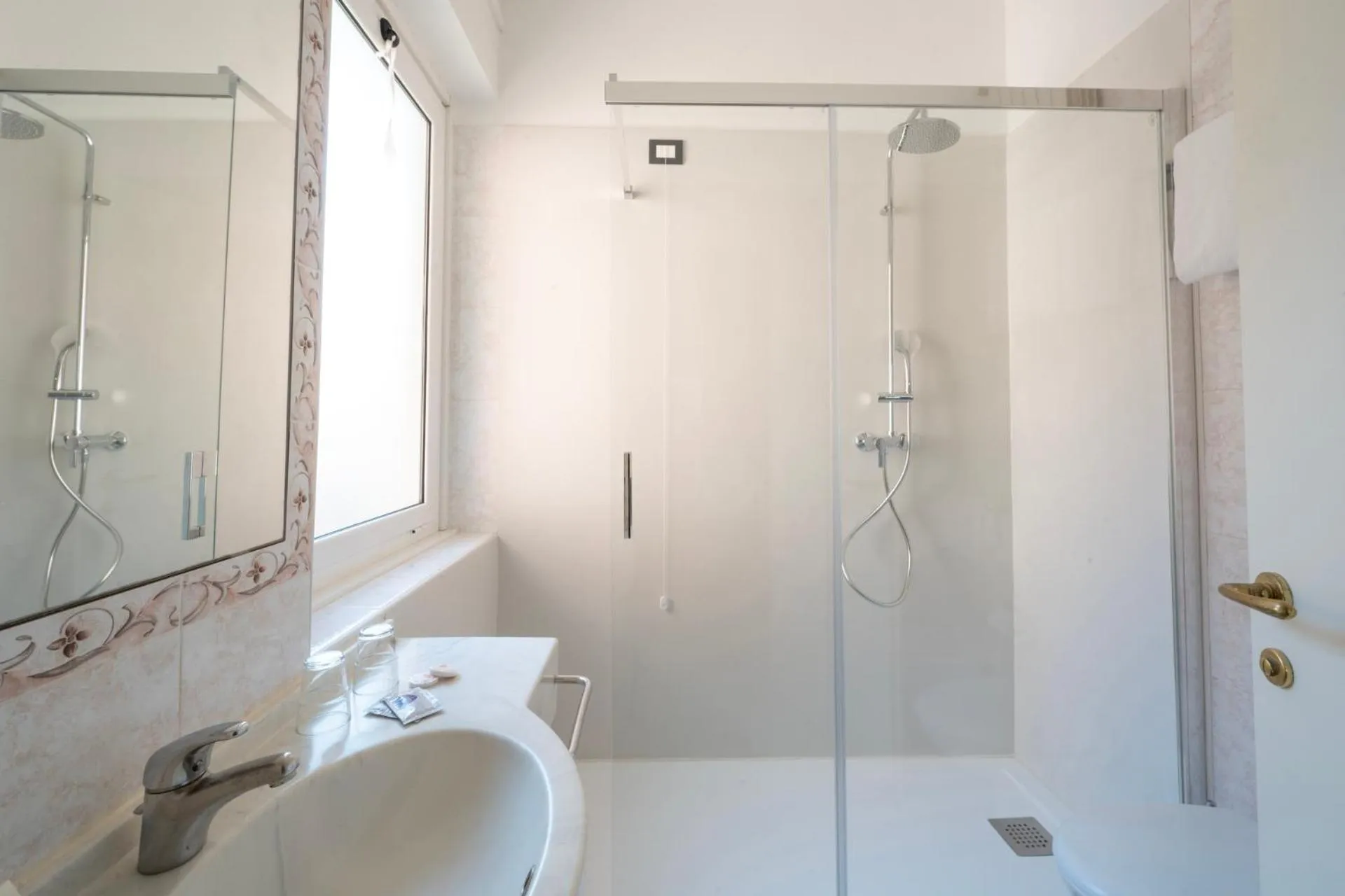 Shower in Cavour 30TRE - Hotel Moderno