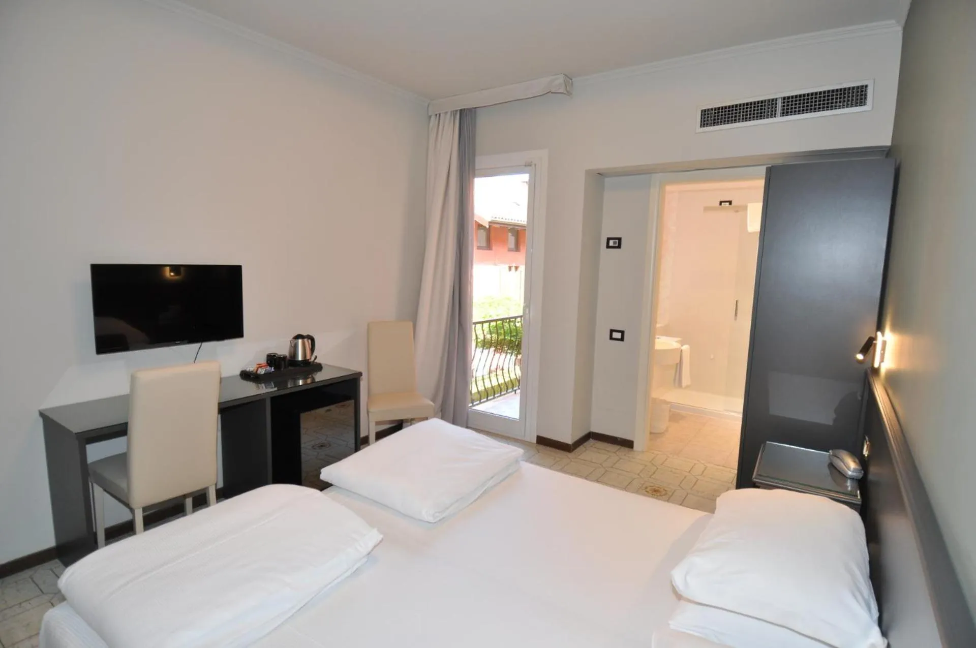 Photo of the whole room, Bed in Cavour 30TRE - Hotel Moderno