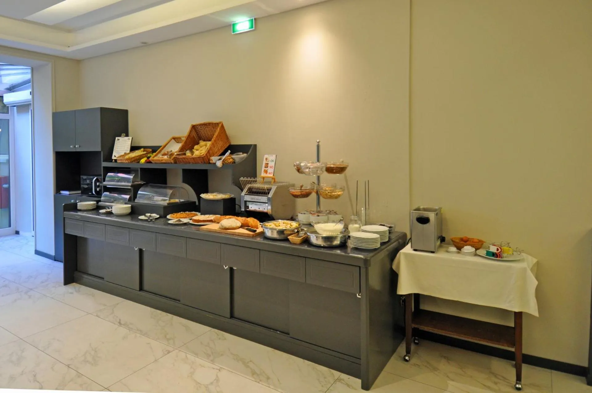 Buffet breakfast in Cavour 30TRE - Hotel Moderno