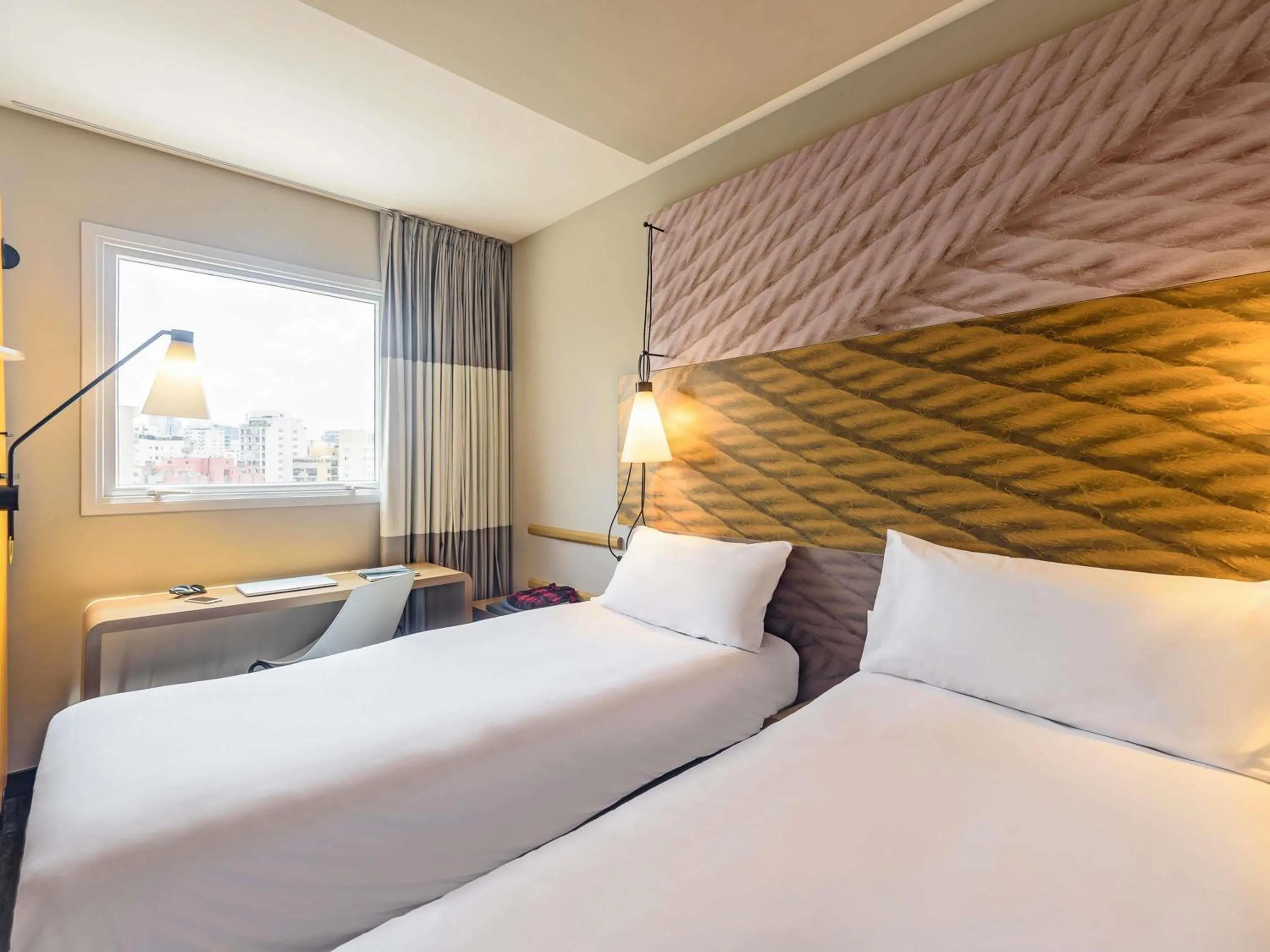 Bedroom, Bed in Hotel ibis Lisboa Liberdade