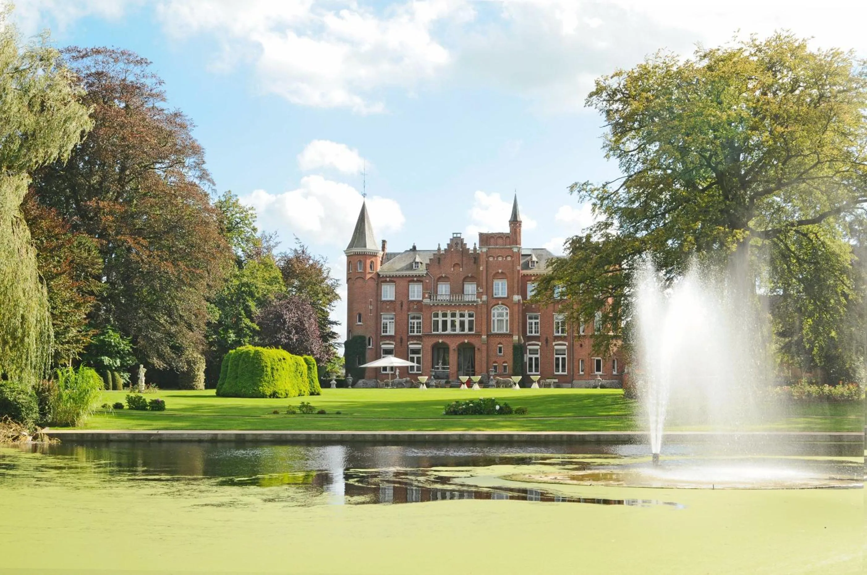 Facade/entrance in Hotel Lodewijk Van Male