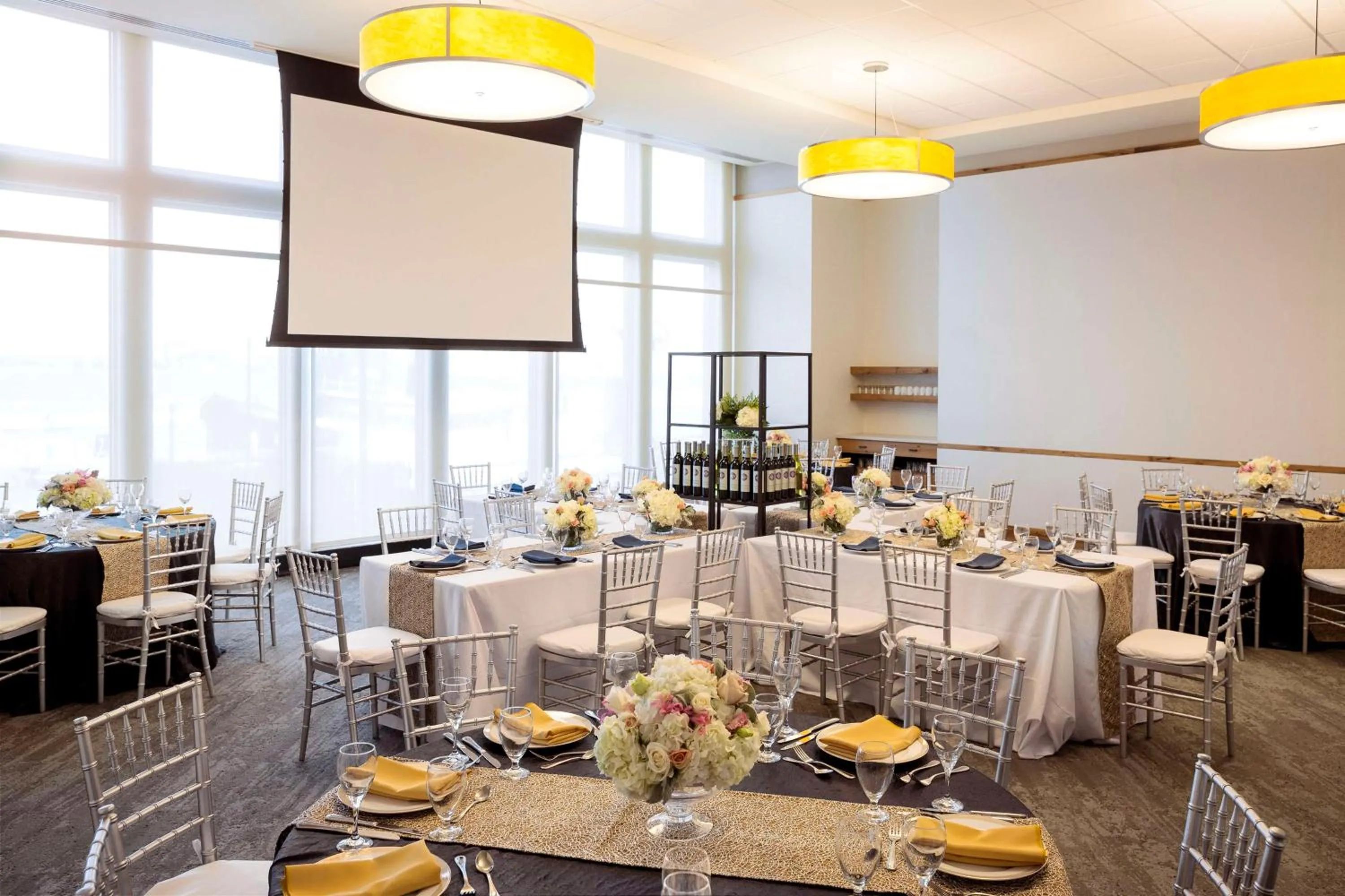 Restaurant/places to eat in Hilton Philadelphia at Penn's Landing